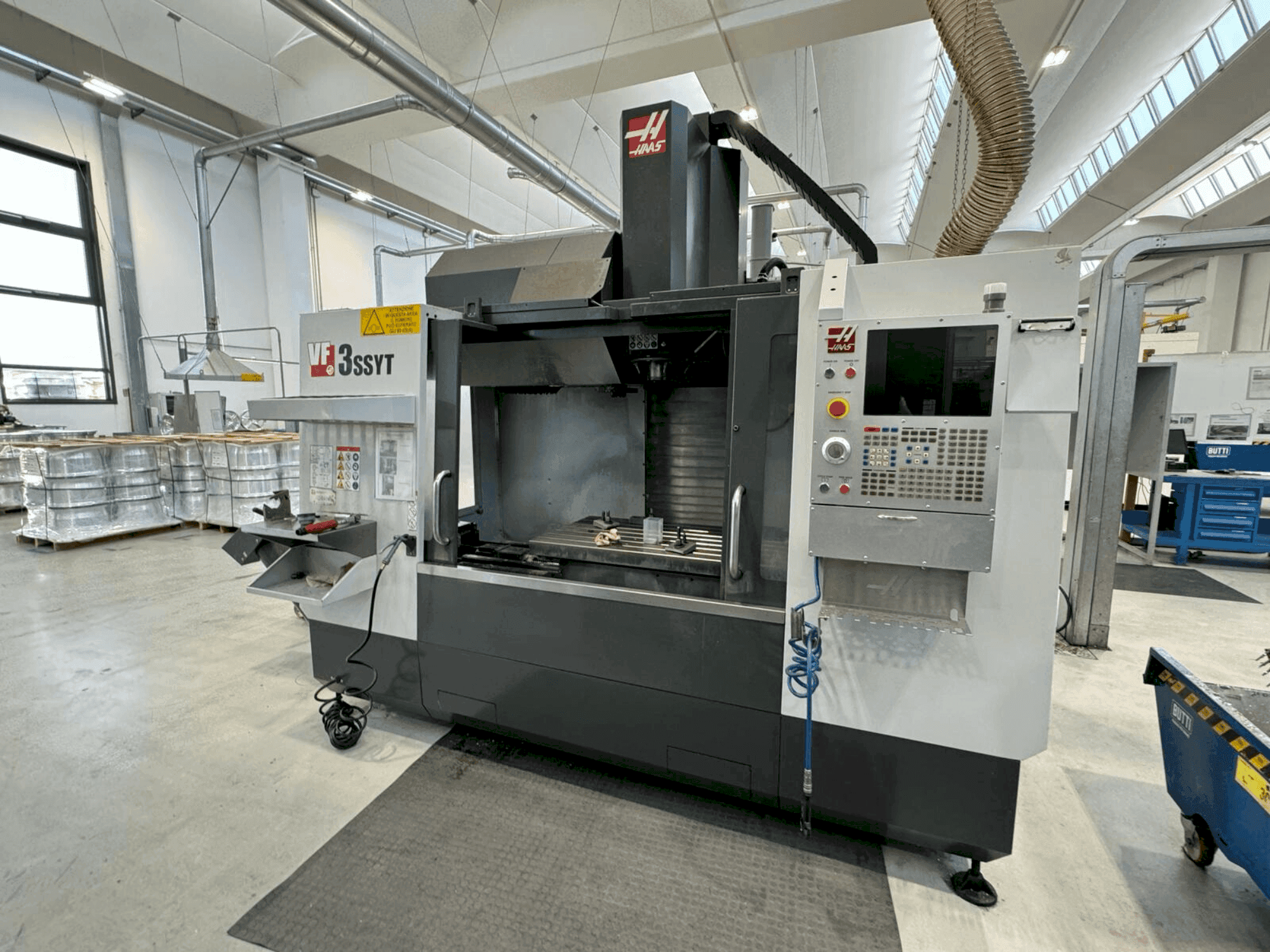 HAAS VF-3SSYT Mašinos vaizdas iš priekio