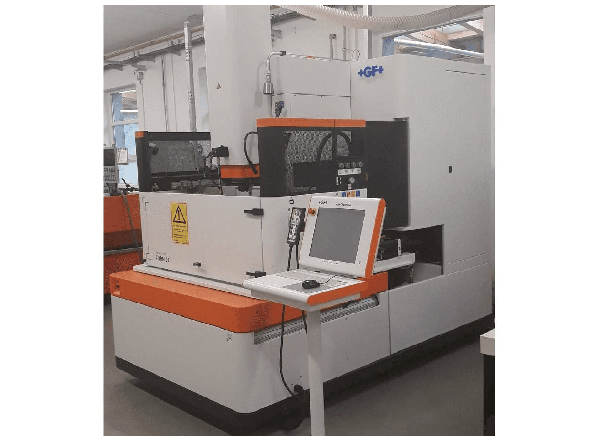 AgieCharmilles Form 30 Mašinos vaizdas iš priekio