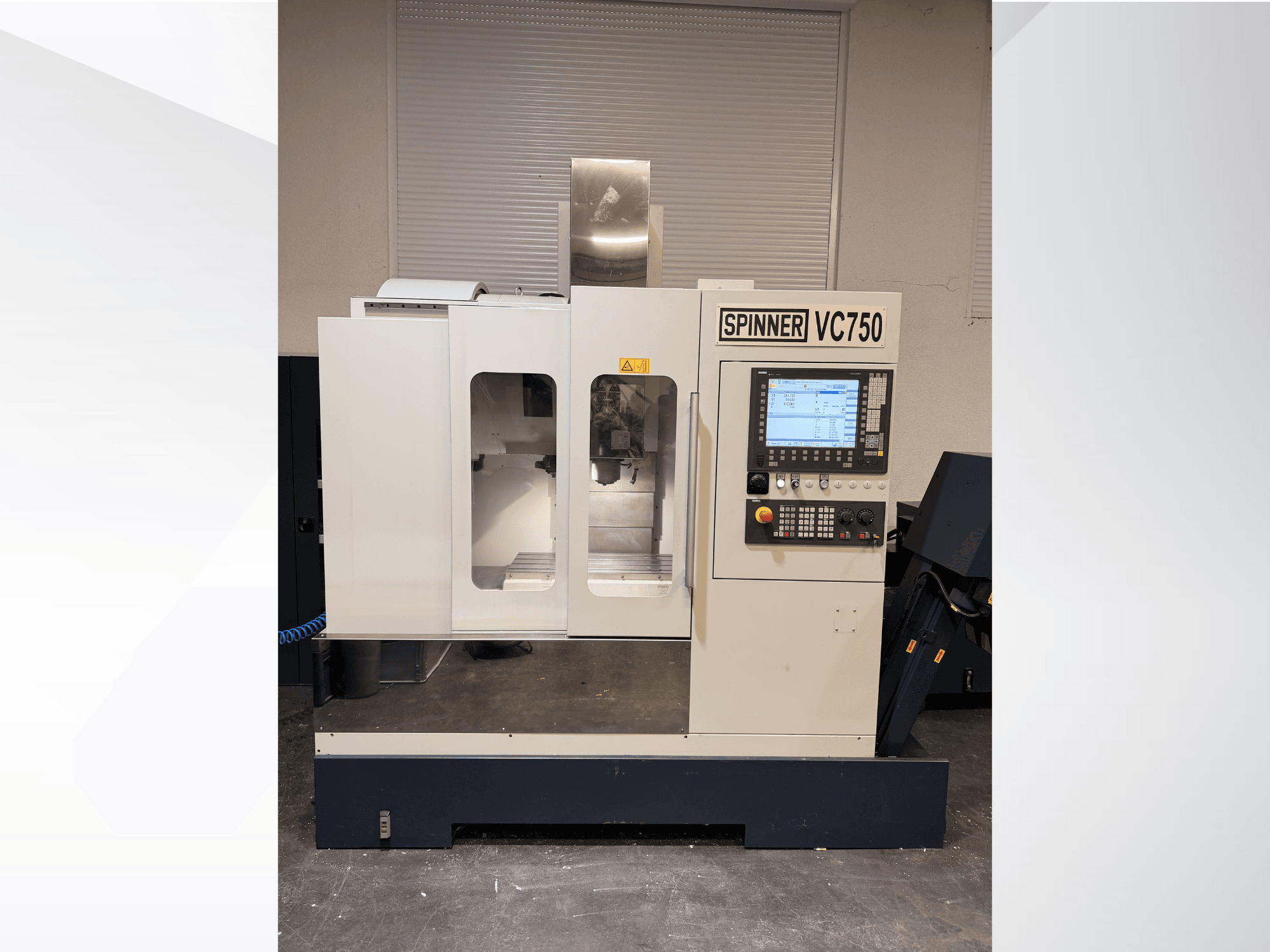 CNC staklių "Spinner VC750" priekinis vaizdas, kuriame matomas valdymo skydelis, apdirbimo zona ir aušinimo sistema.