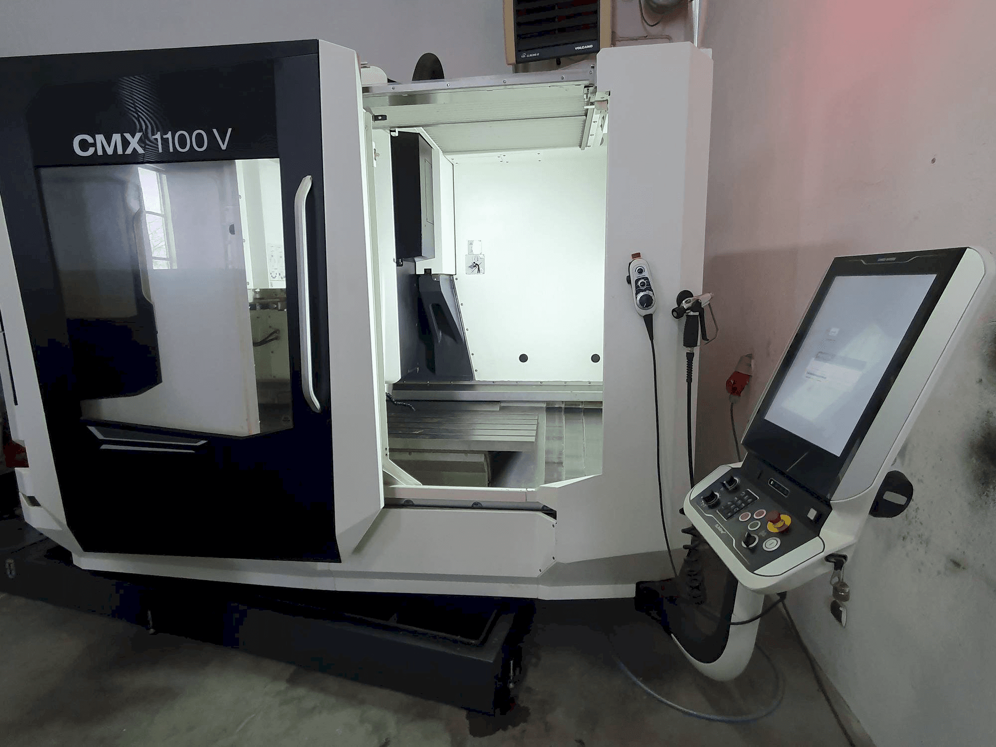 DMG MORI CMX 1100 V Mašinos vaizdas iš priekio