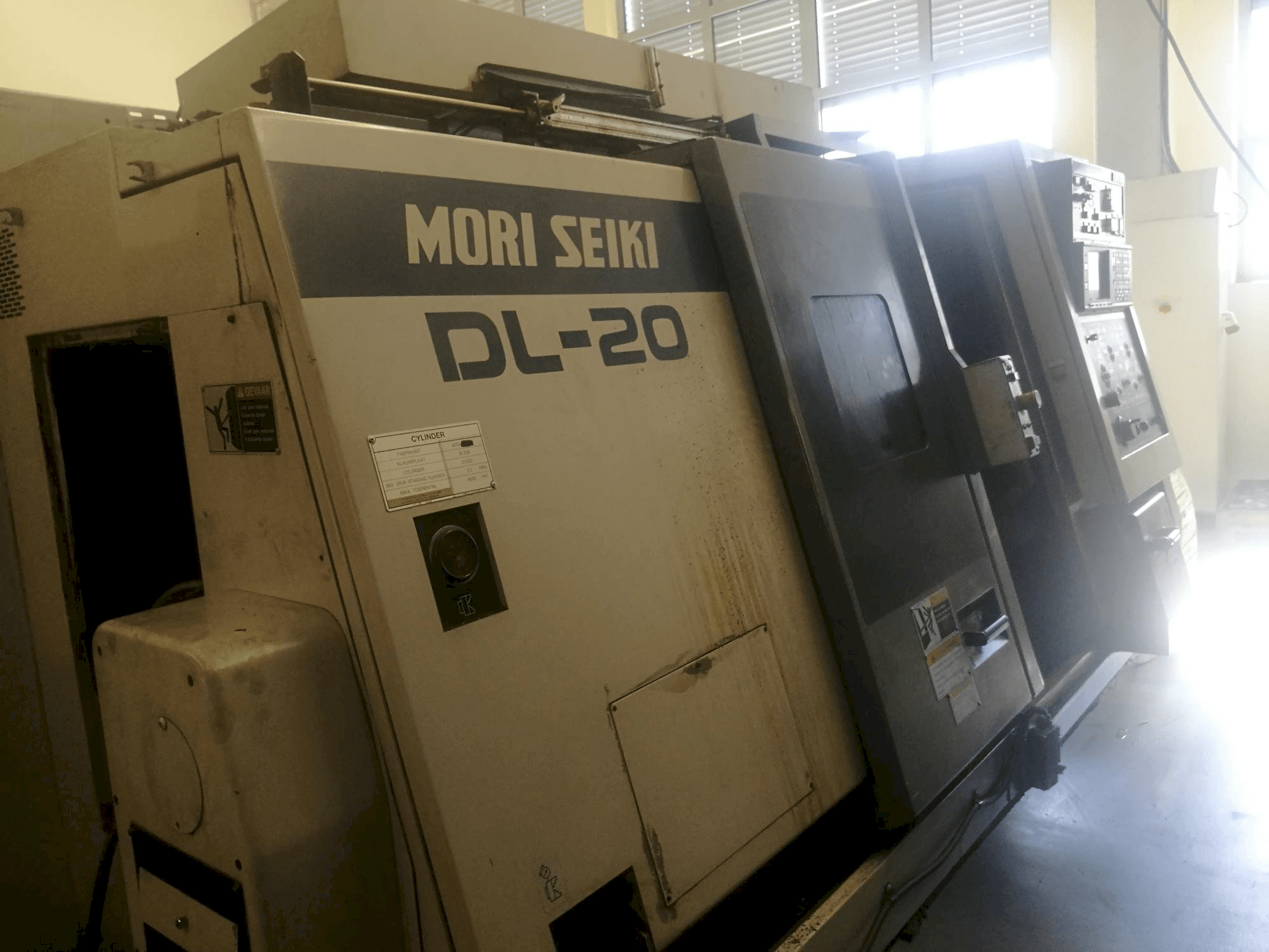 MORI SEIKI DL 20 MC Mašinos vaizdas iš kairės pusės