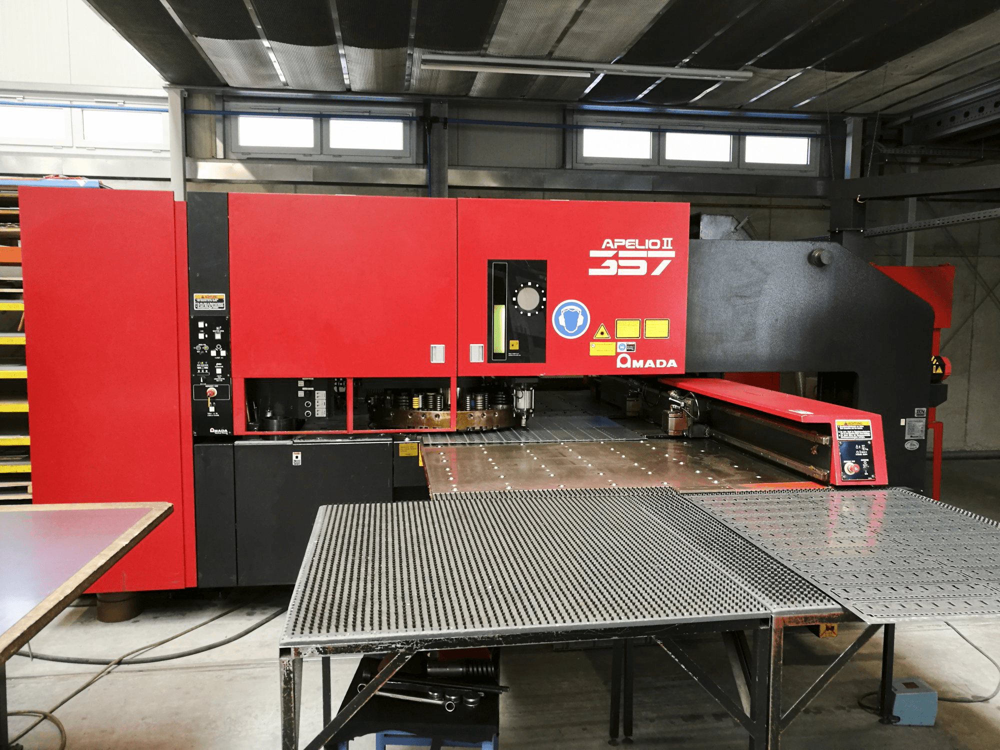 AMADA APELIO II-357 Mašinos vaizdas iš priekio