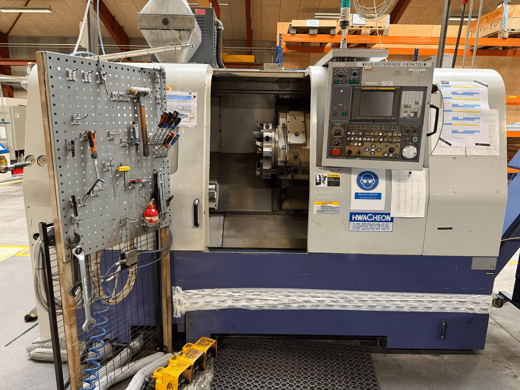 HWACHEON „HiEco-31A“ horizontalioji tekinimo staklė su valdymo pultu, šone išdėstytais įrankiais ir puikiu matomumu į staklių vidų.