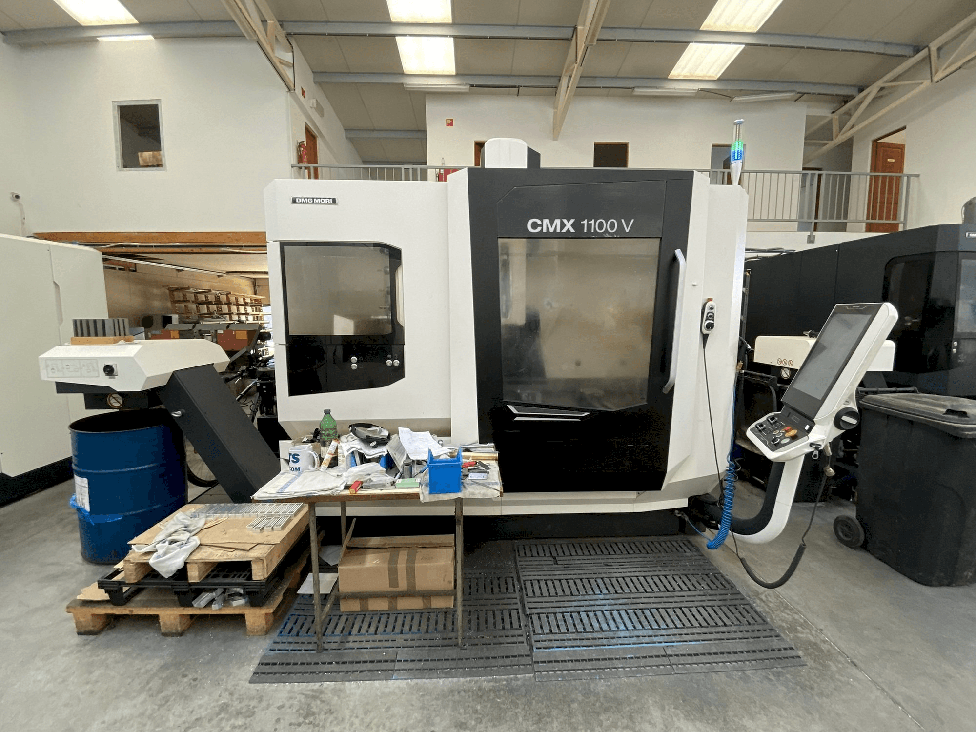 DMG MORI CMX 1100 Mašinos vaizdas iš priekio