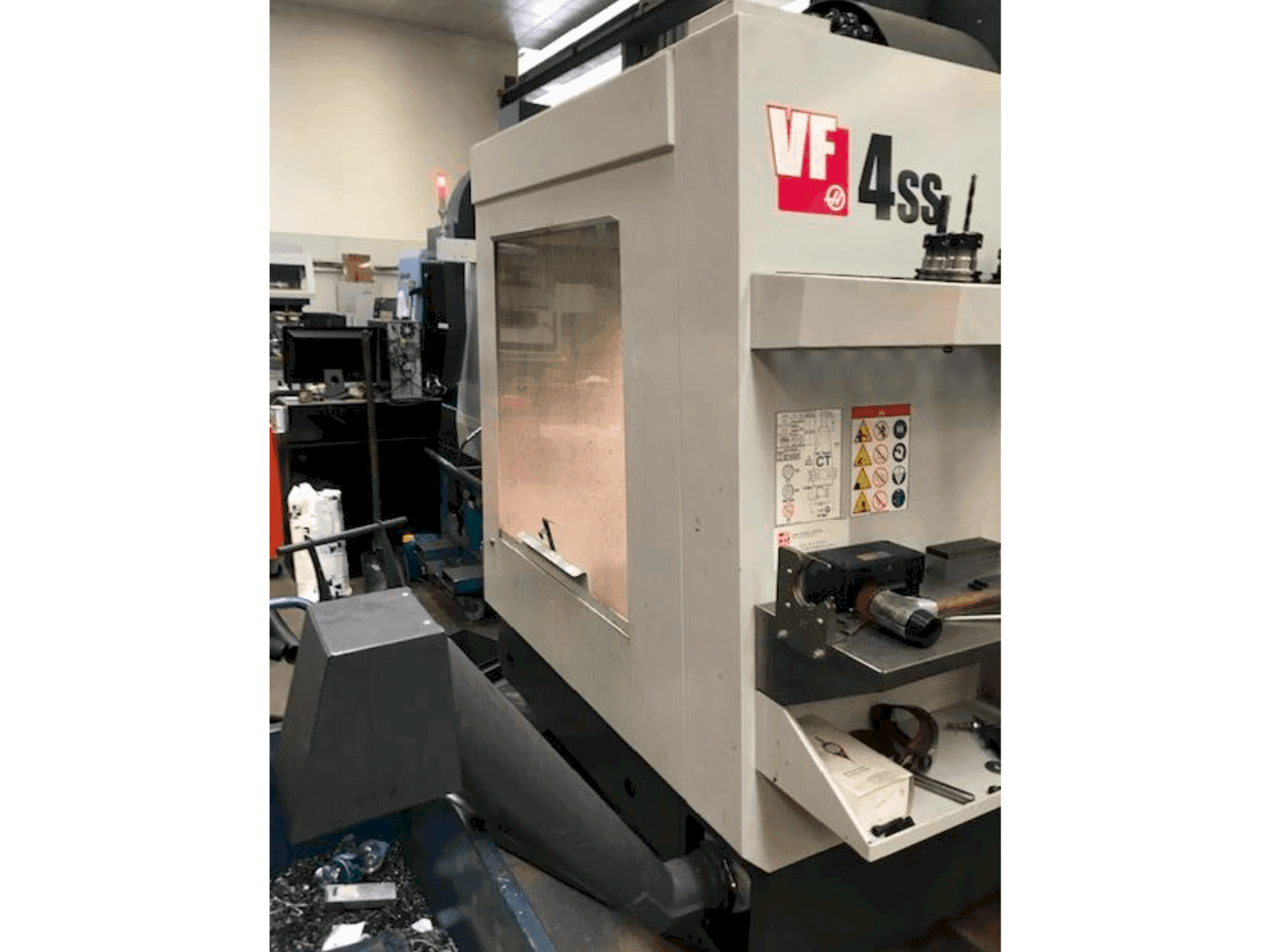 HAAS VF 4 SS Mašinos vaizdas iš kairės pusės