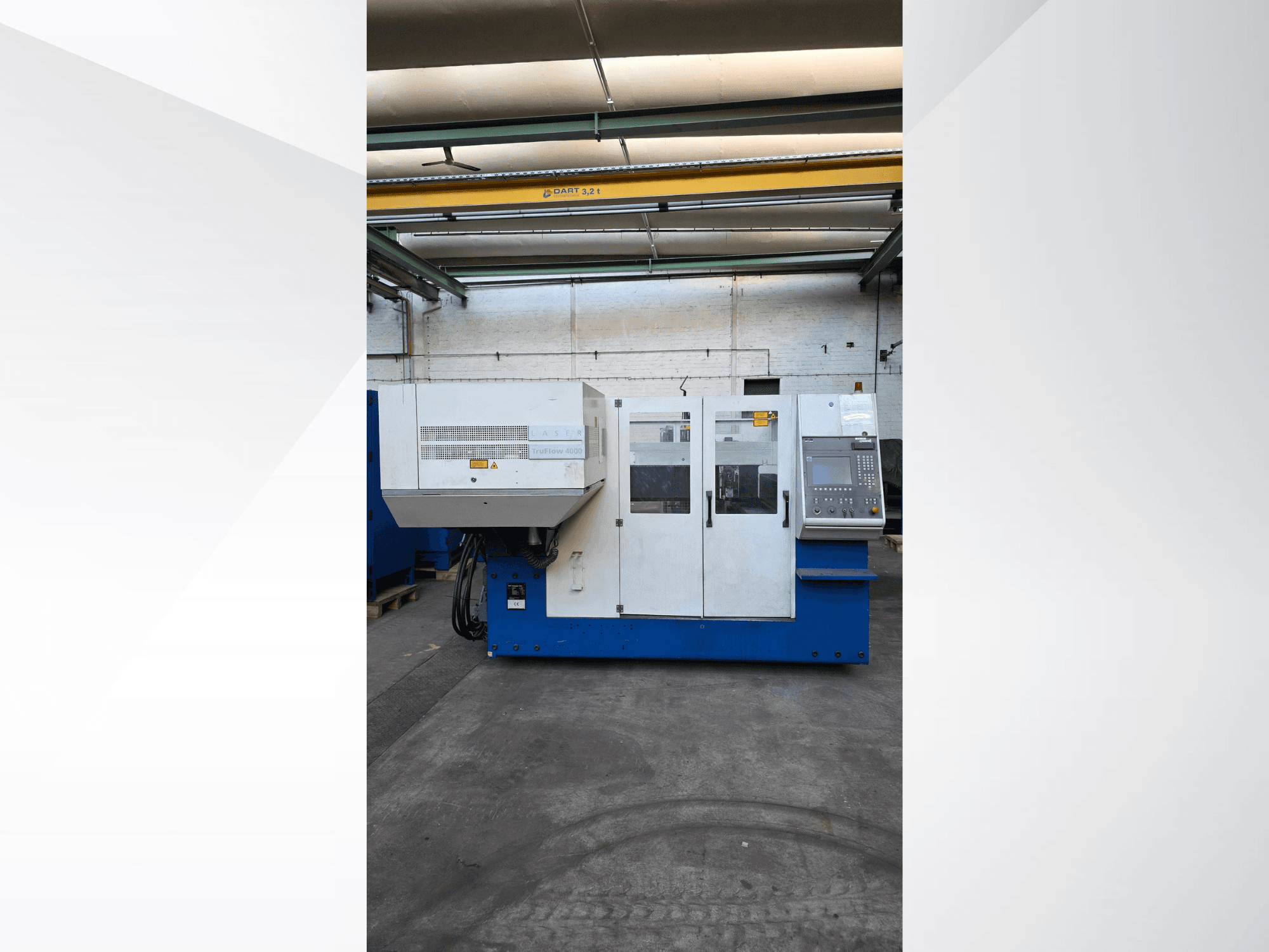 TRUMPF TruLaser 3030 CO2 lazerinio pjovimo staklės, vaizdas iš priekio, valdymo skydelis ir saugos įspėjimai išorėje.