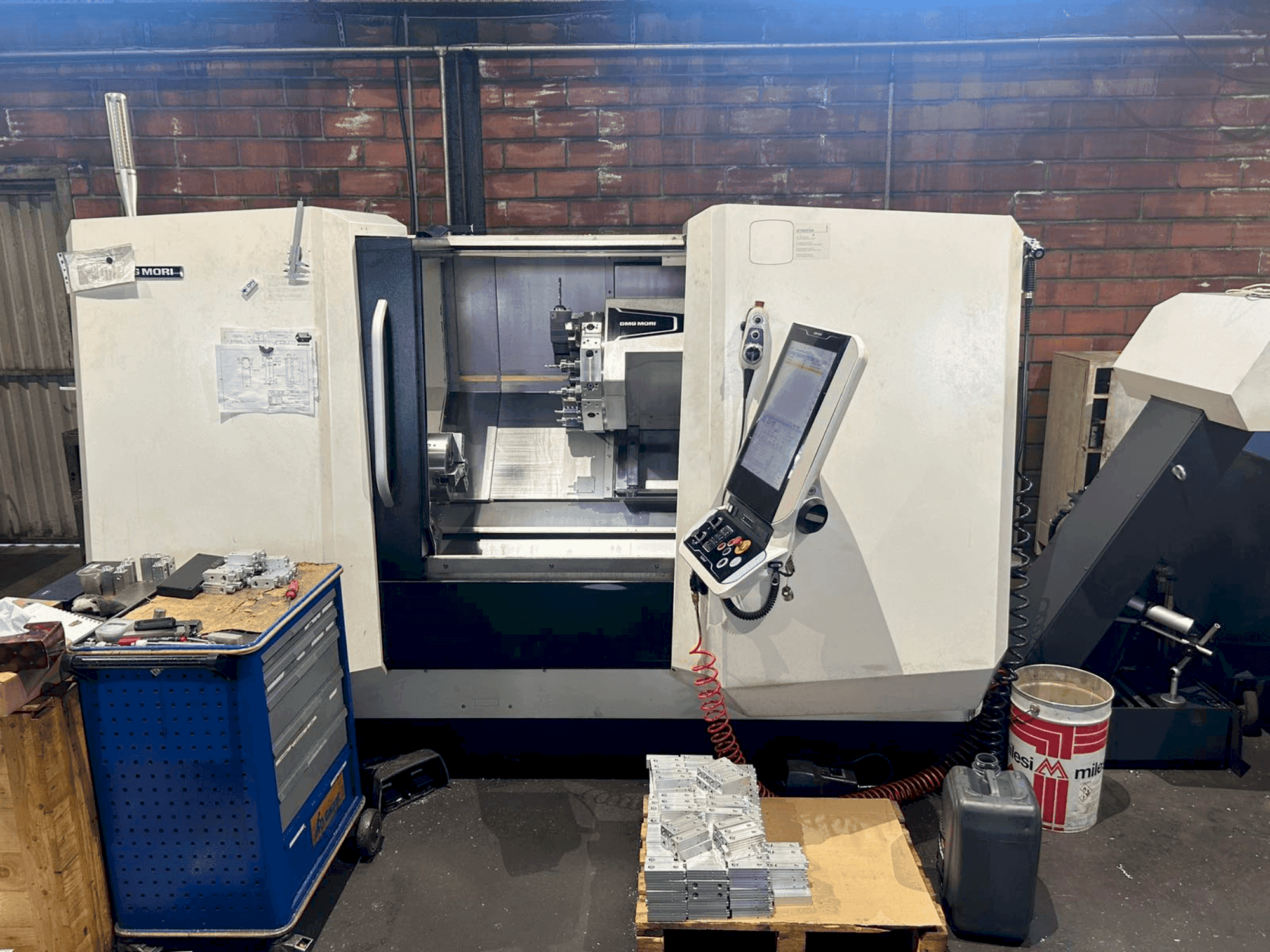 DMG MORI CLX 450 V4 Mašinos vaizdas iš dešinės pusės
