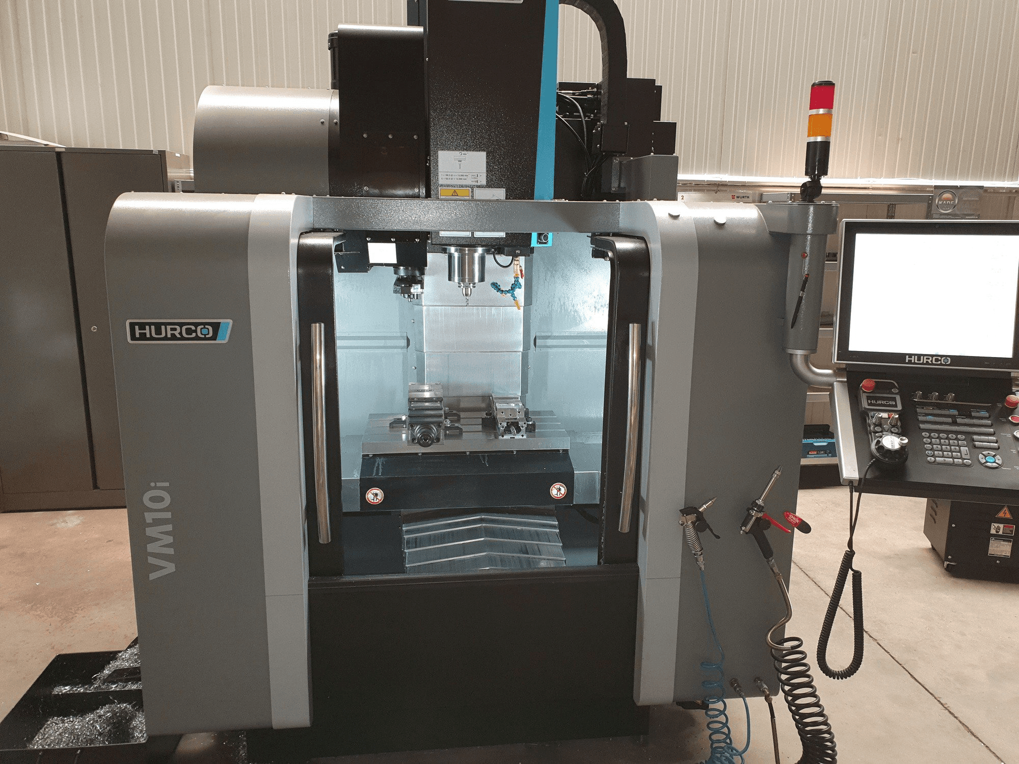 Hurco VM10i Mašinos vaizdas iš priekio