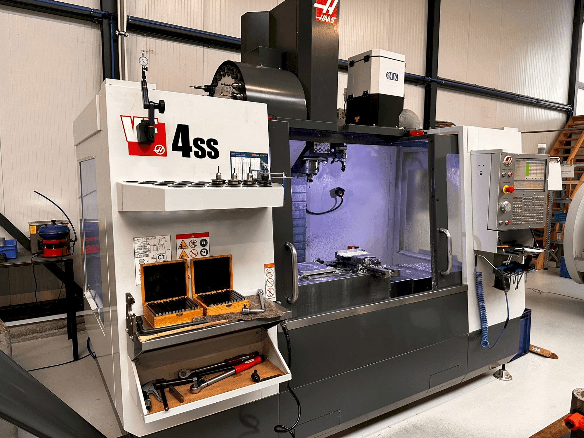 HAAS VF-4SS Mašinos vaizdas iš priekio