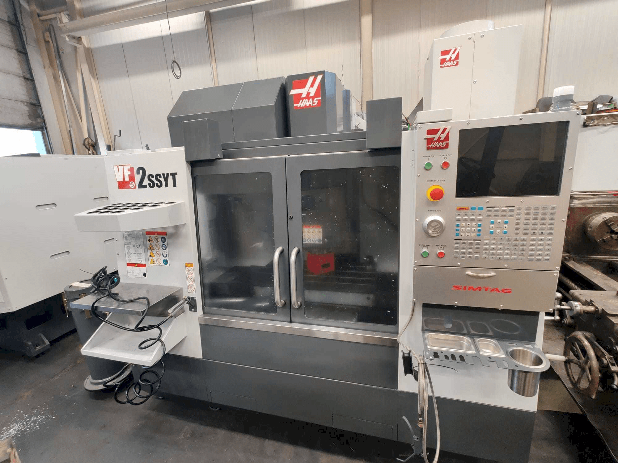 HAAS VF-2SSYT Mašinos vaizdas iš priekio