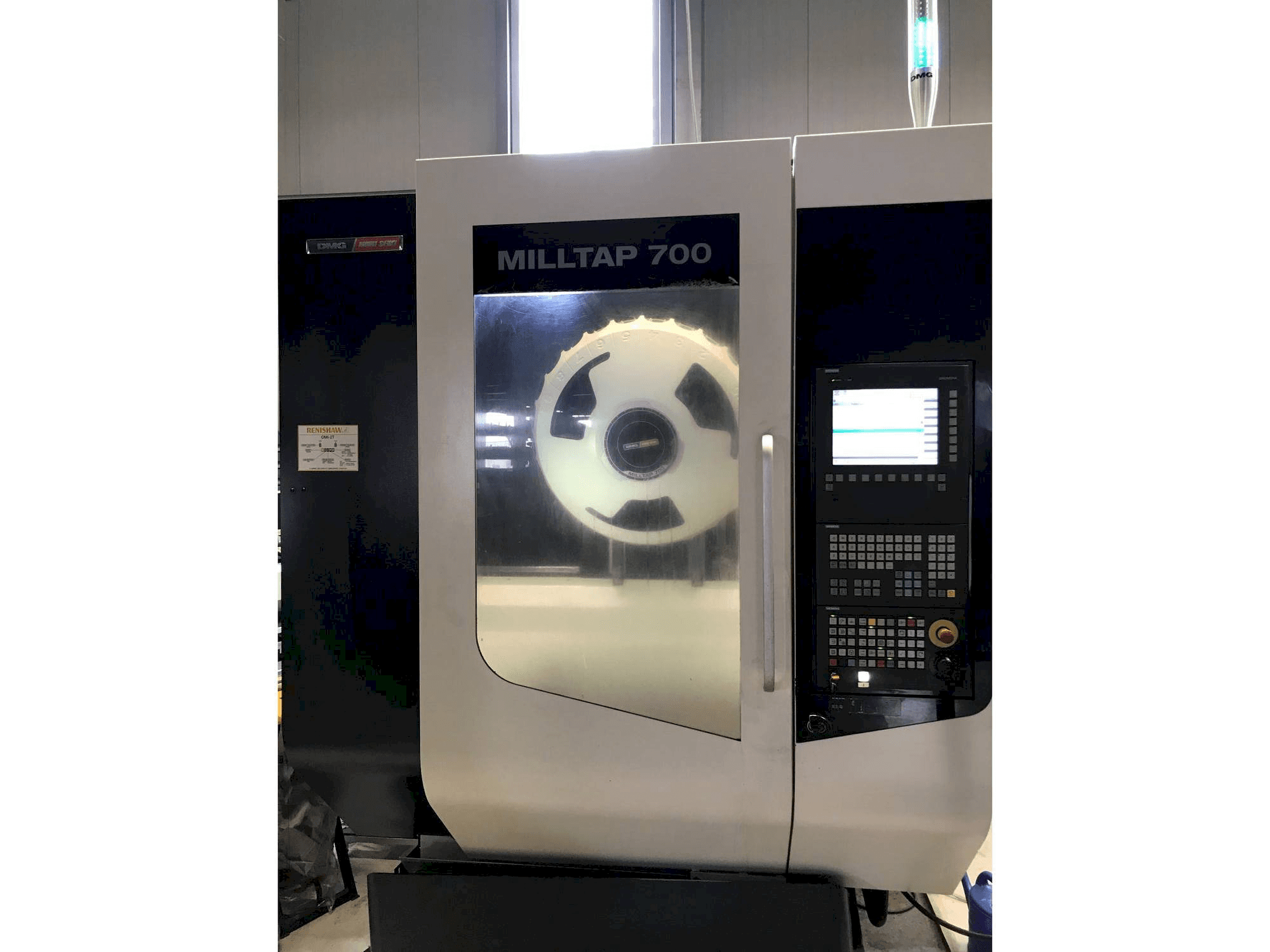 DMG MORI Milltap 700 Mašinos vaizdas iš priekio