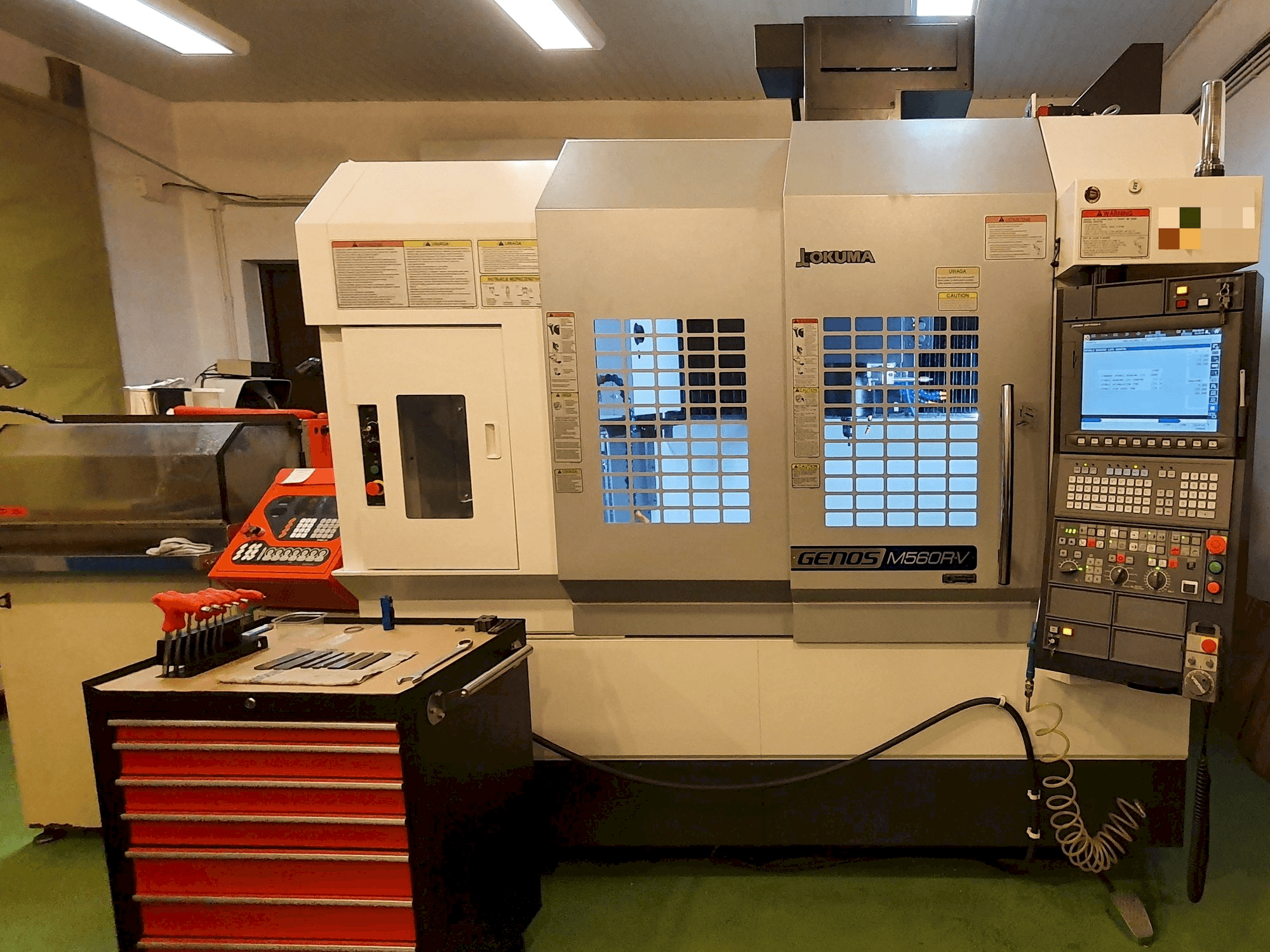 Okuma GENOS M560R-V Mašinos vaizdas iš priekio