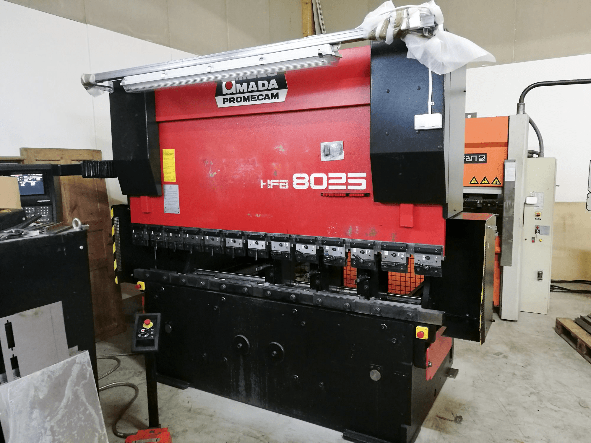 AMADA HFB 80-25 Mašinos vaizdas iš galo