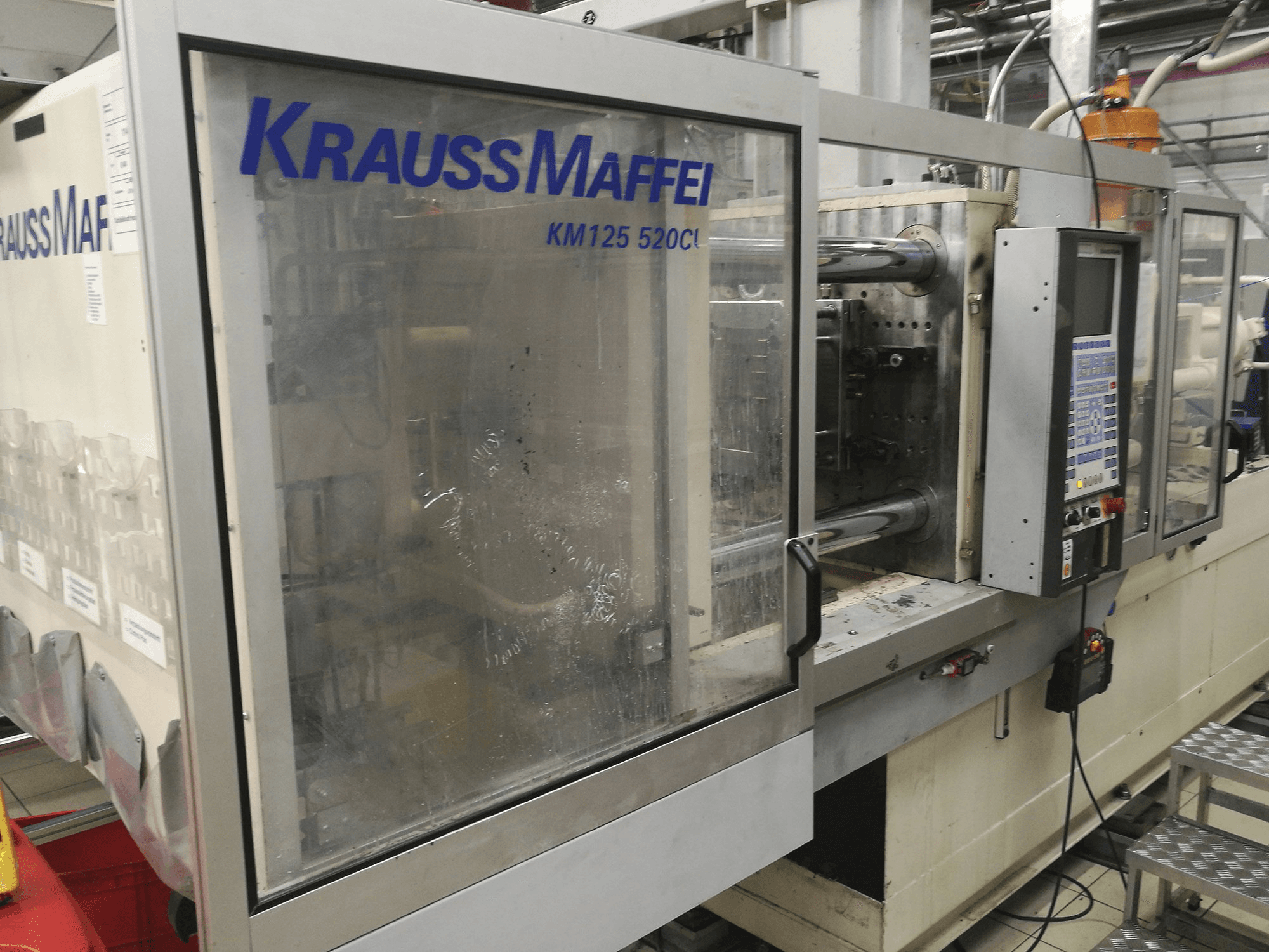Krauss Maffei Mašinos vaizdasKM 125-520 C1 iš priekio