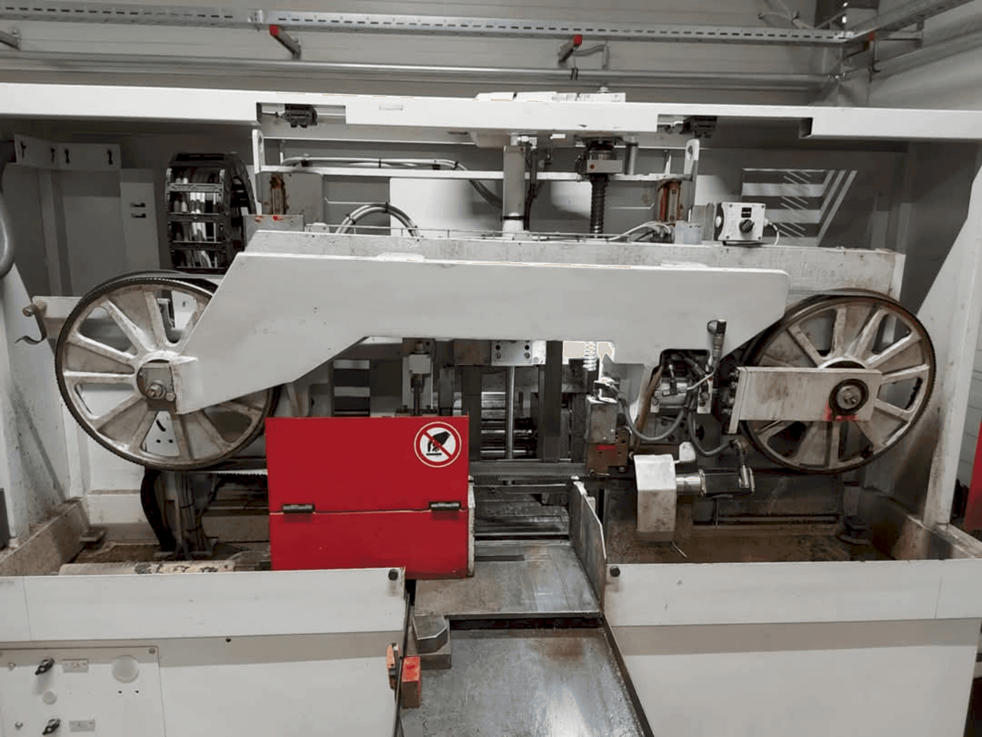 Behringer HBE 321-A Mašinos vaizdas iš priekio