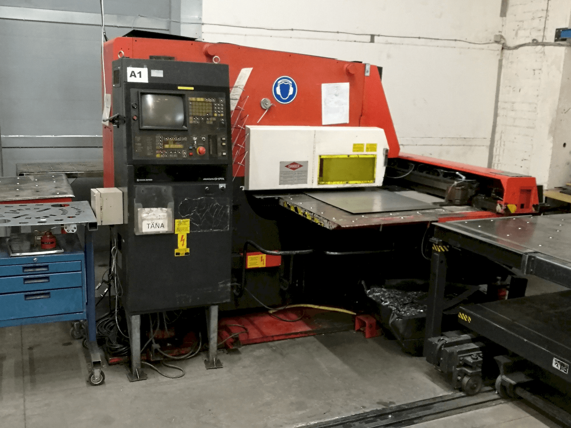AMADA Aries 245 Mašinos vaizdas iš priekio