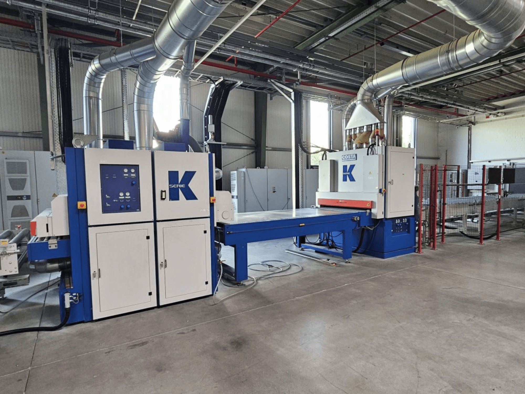 BURKLE EKMH 1300 laminavimo presas iš priekio, su valdymo skydeliu ir didele presavimo plokšte pramoninėje aplinkoje.