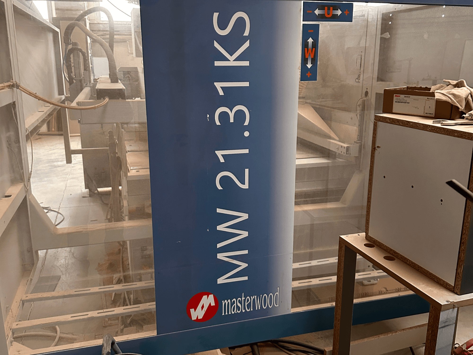 MASTERWOOD Ks 21.31 medienos gręžimo staklės, priekinis vaizdas, kuriame matyti modelio detalės ir aplinkinė darbo erdvė.