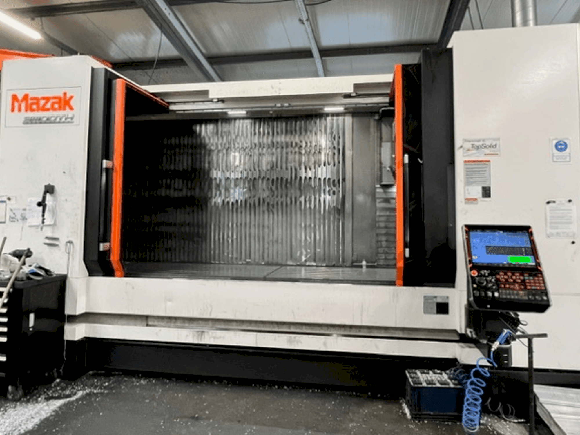 Mazak VTC 800 Mašinos vaizdas iš priekio