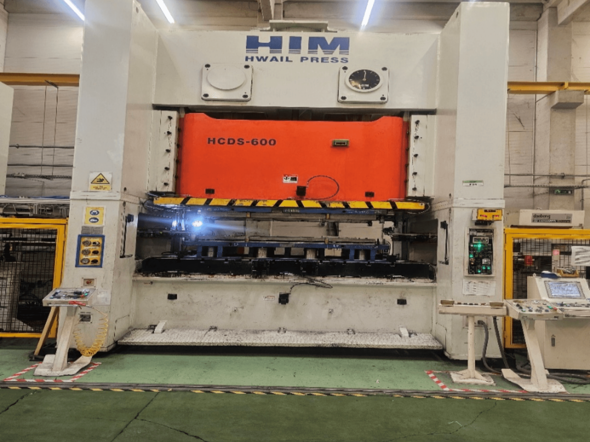„HIM HWAIL PRESS“ HCDS-600 mechaninio štampavimo presas, vaizdas iš priekio, su oranžine presavimo plokšte ir valdymo pultu.