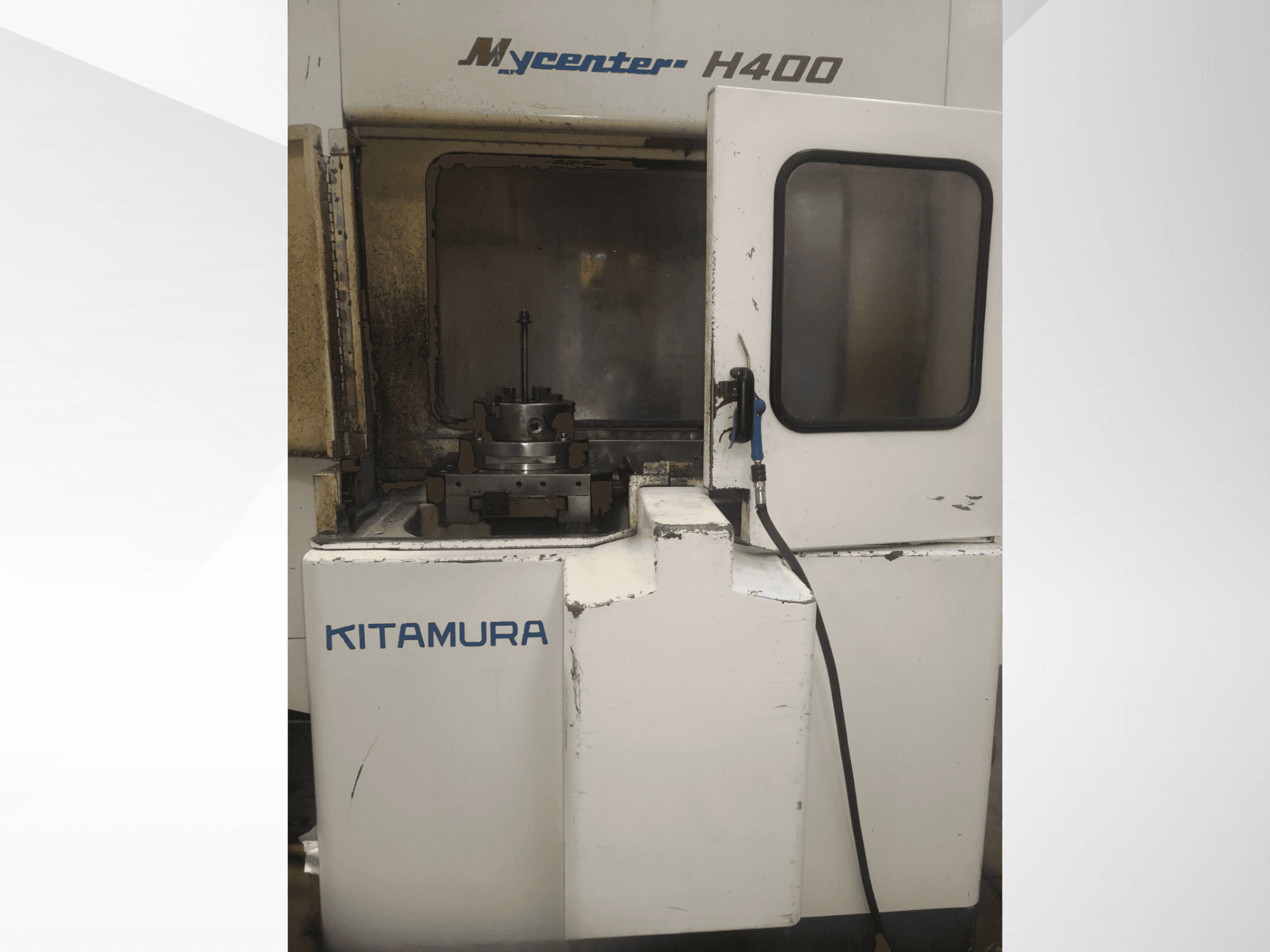 Kitamura Mycenter H400 CNC staklės, vaizdas iš priekio, su matoma darbo zona ir valdymo skydeliu, su naudojimo požymiais.