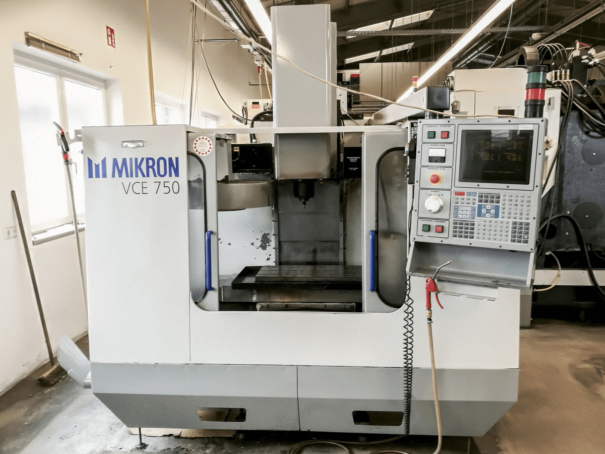 HAAS VCE 750 Mašinos vaizdas iš priekio