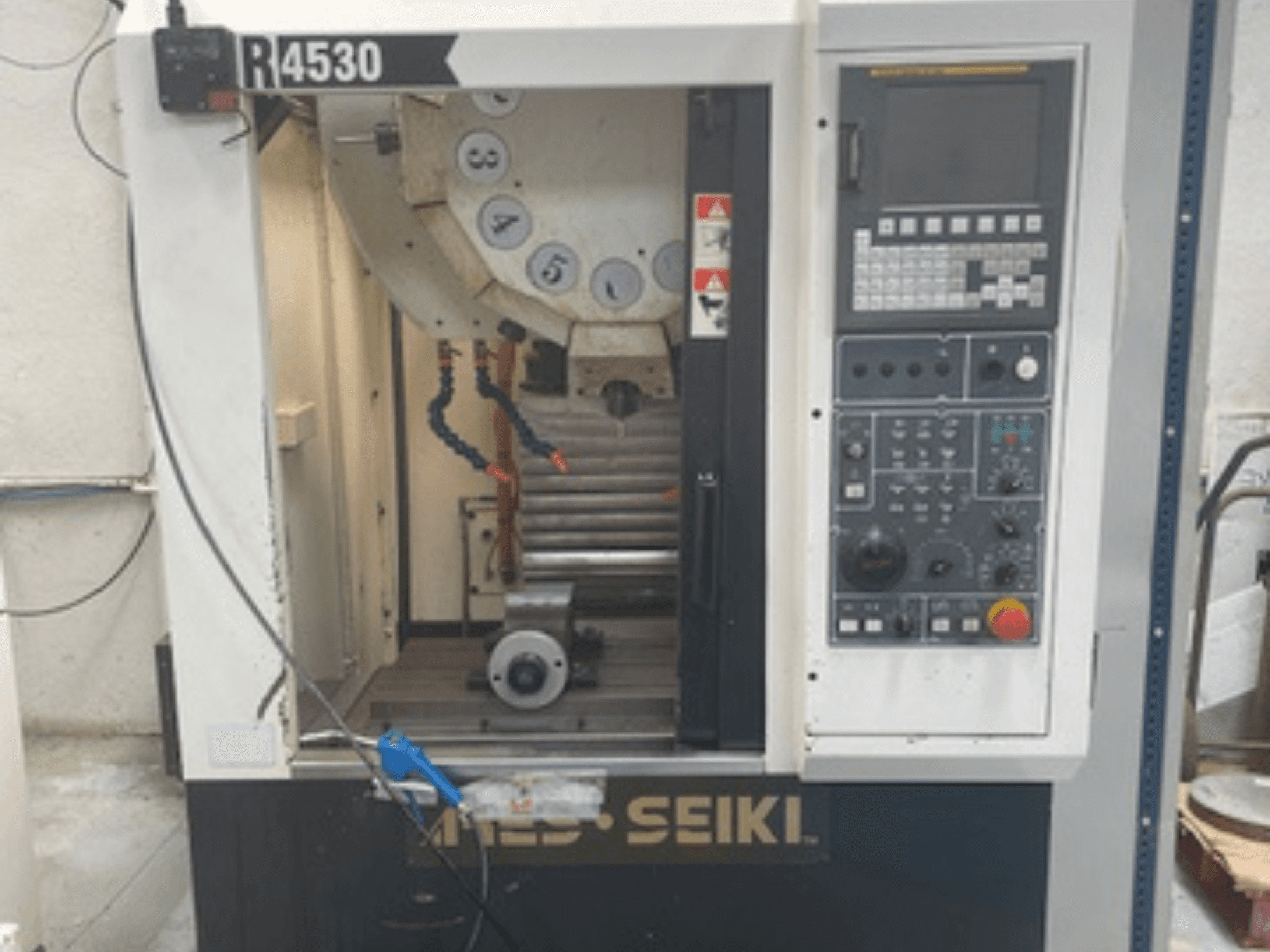 Vertikalaus apdirbimo centras ARES-SEIKI R4530, priekinis vaizdas, kuriame matomas valdymo skydelis ir darbo zona su sukliu ir aušinimo skysčio sistema.