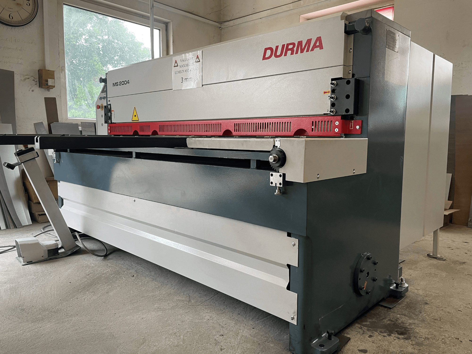 Durma MS2004 lakštinio metalo kirpimo staklės, vaizdas iš priekio, su raudonais ašmenimis ir reguliuojama atrama, 3 mm skersmens.