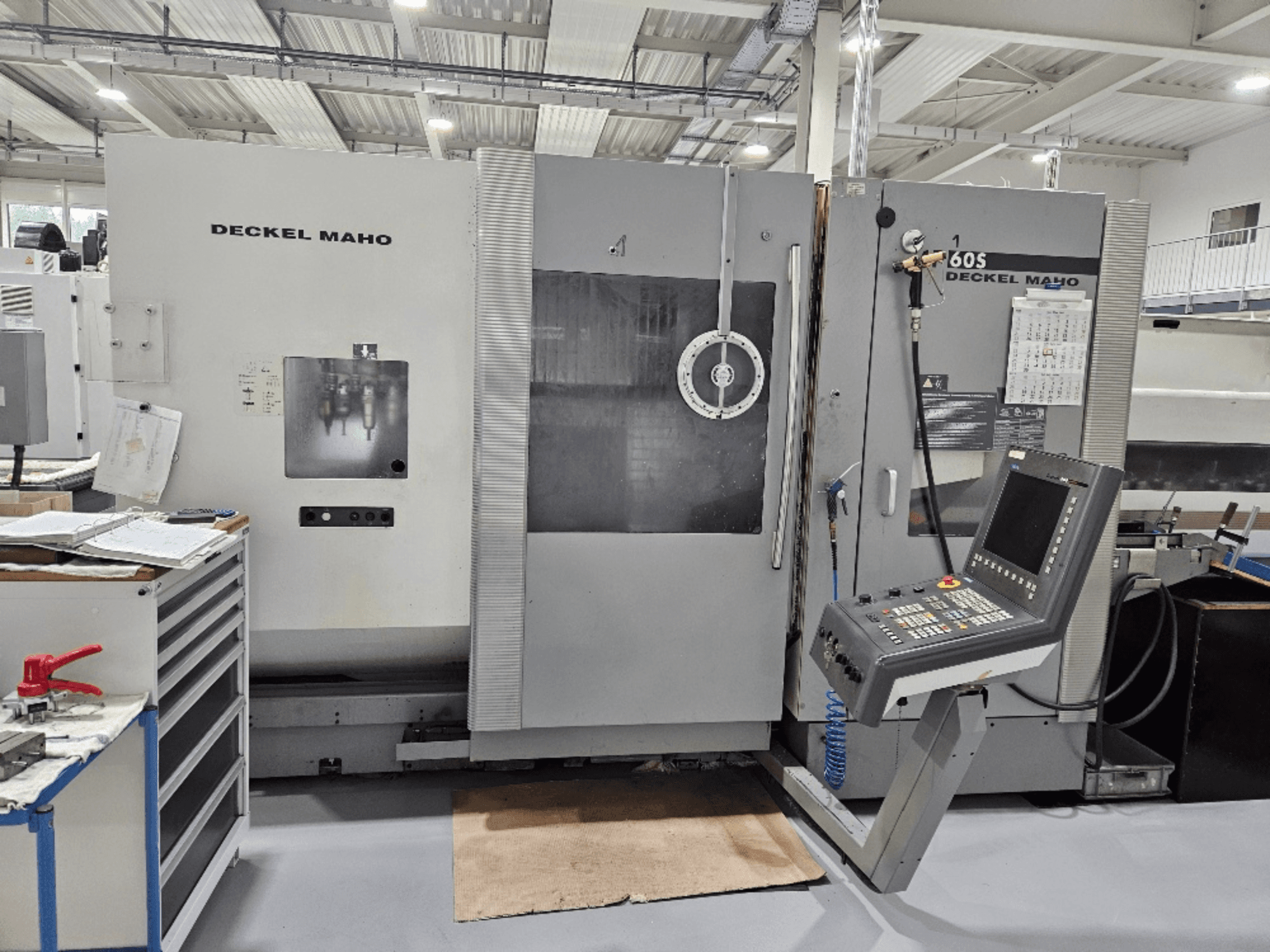 Deckel Maho 605 CNC staklės su valdymo skydeliu ir valdymo funkcijomis, žiūrint iš priekio dirbtuvėse.