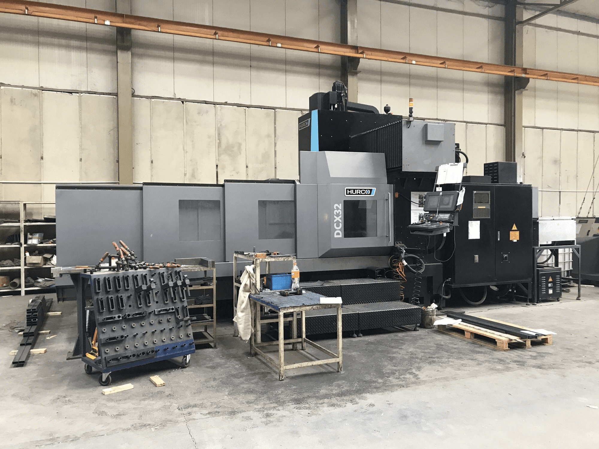 Hurco DCX32/50T Mašinos vaizdas iš priekio