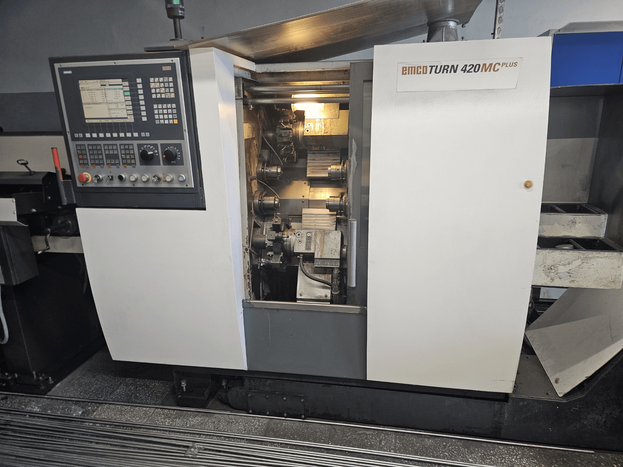 EMCO TURN 420 MC Plus daugiasvirtės staklės, priekinis vaizdas, kuriame matyti valdymo skydelis ir vidiniai komponentai.