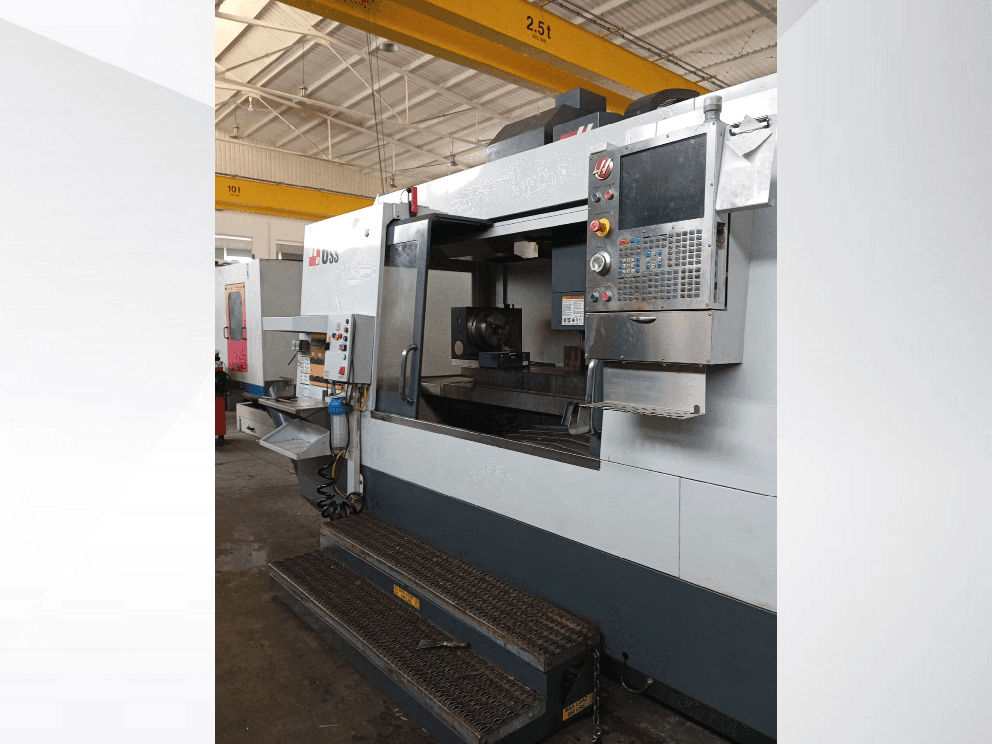 "Haas" CNC frezavimo staklės, vaizdas iš priekio, kuriame matomas valdymo skydelis, darbo zona ir detalūs prieigos žingsniai.