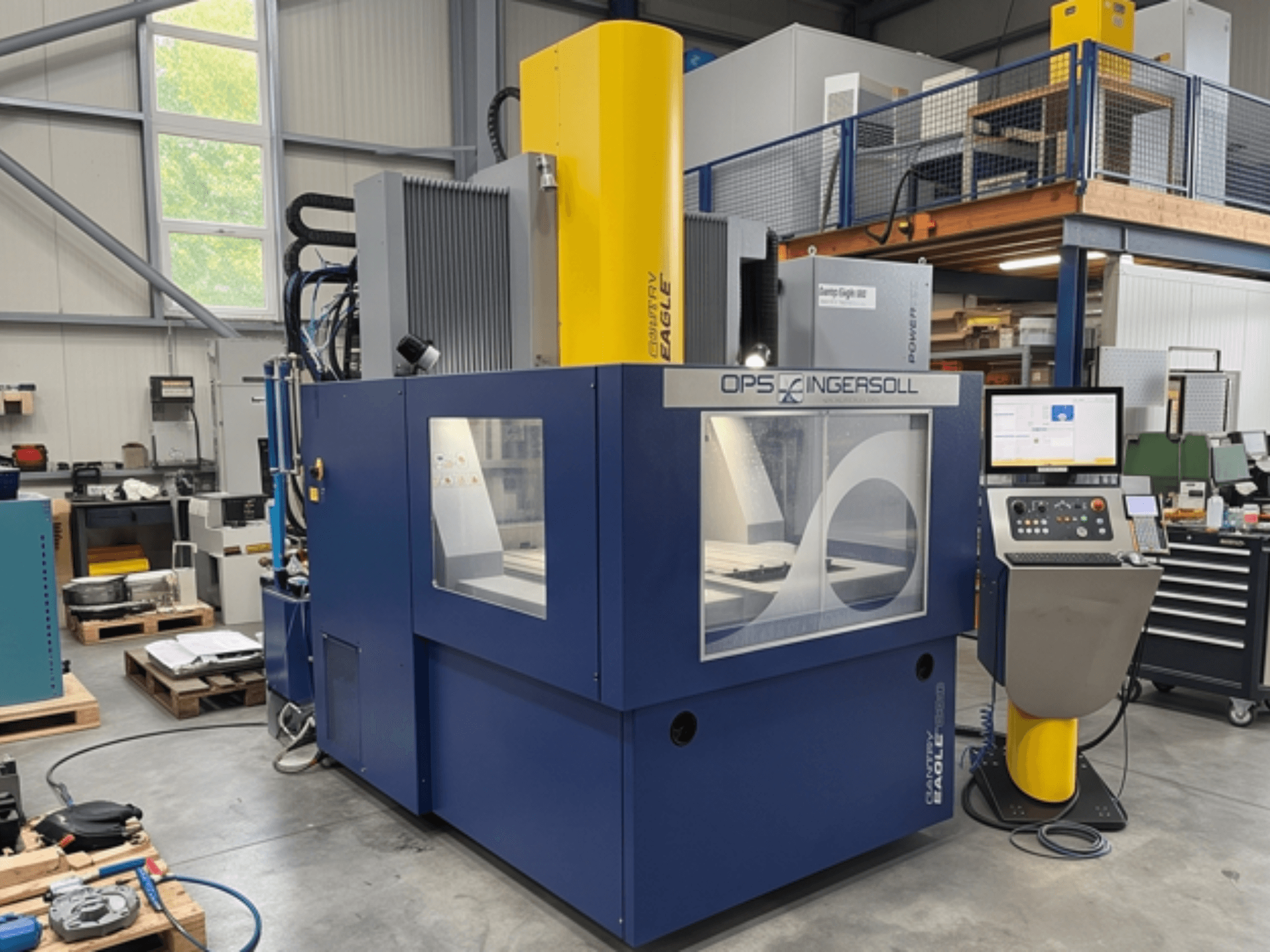 „OPS INGERSOLL Gantry Eagle 1200 Plus“ giluminio elektroerozijos staklių vaizdas iš priekio, kuriame matomas valdymo pultas ir didelė darbo zona.