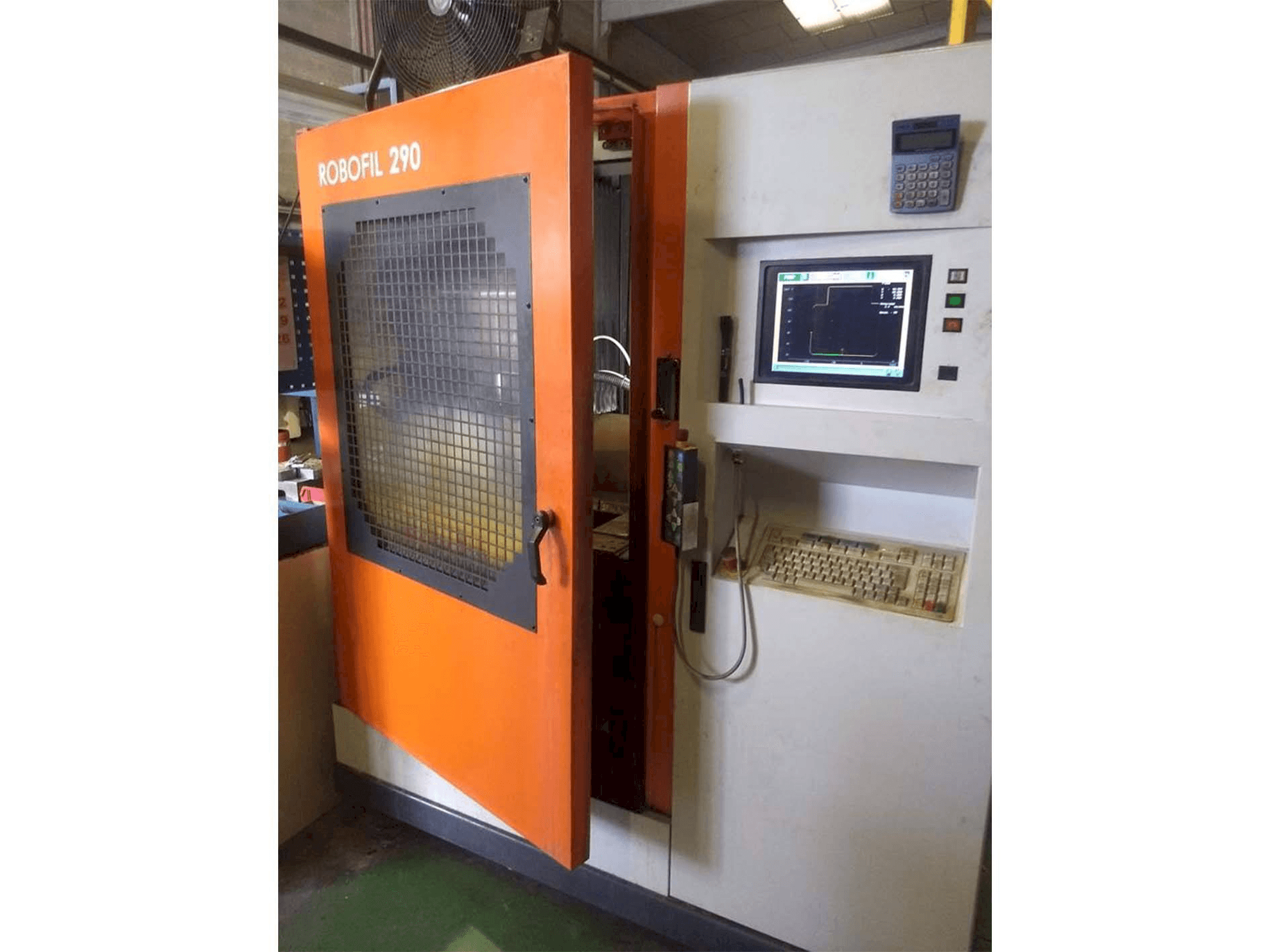 CHARMILLES Robofil 290P Mašinos vaizdas iš priekio