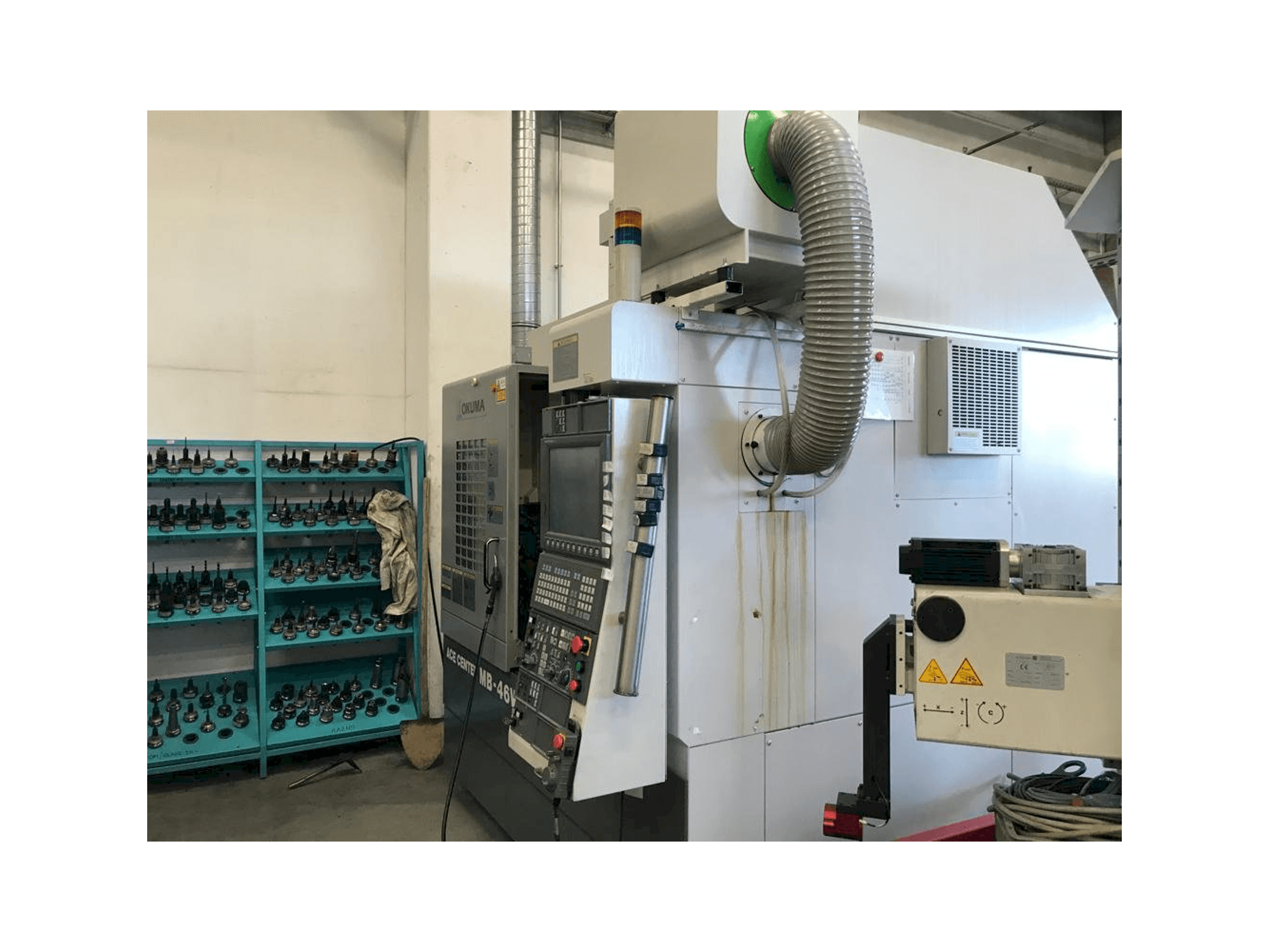 Okuma MB 46 VAE Mašinos vaizdas iš dešinės pusės