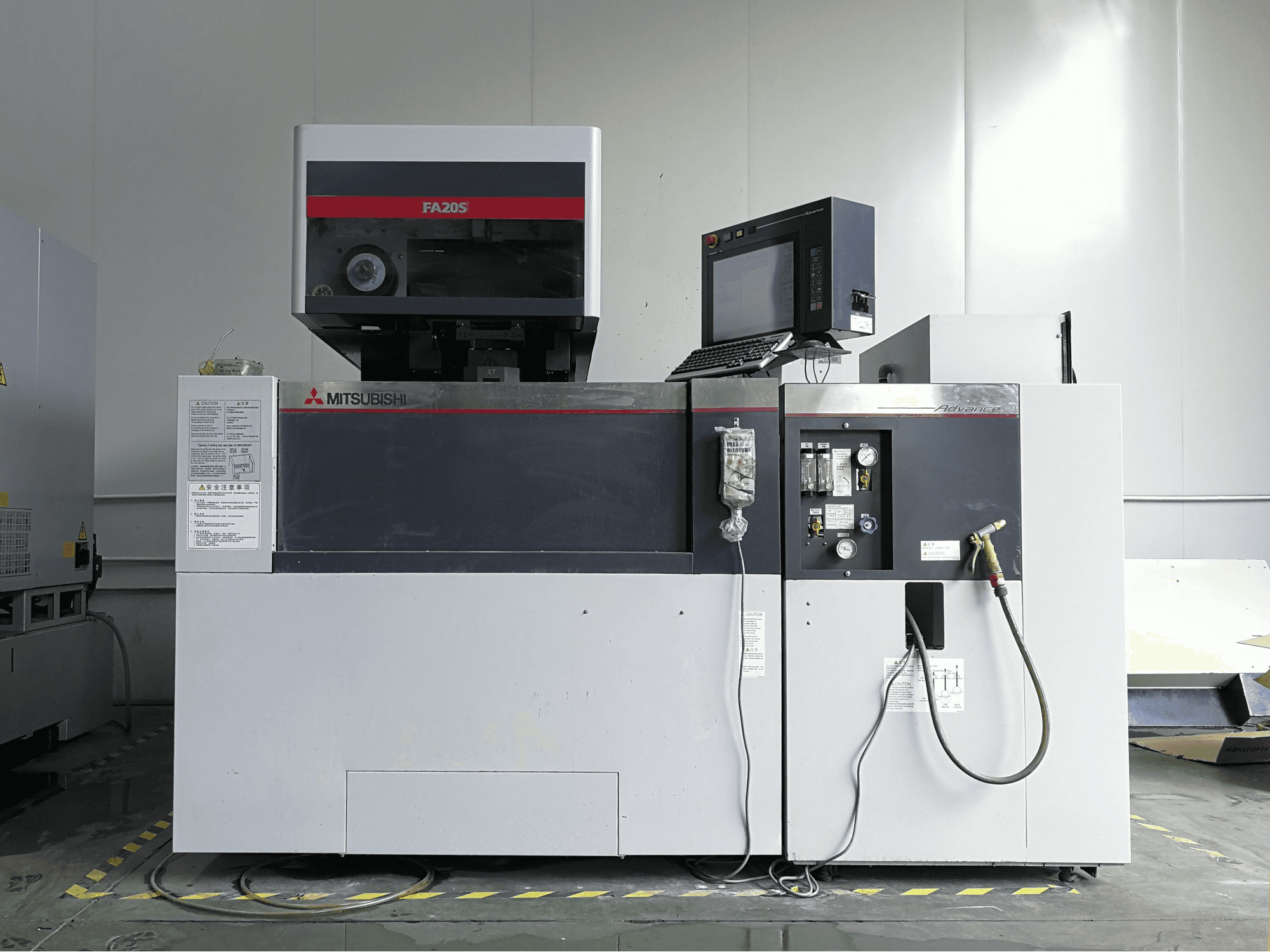 Mitsubishi Electric FA20S Mašinos vaizdas iš priekio