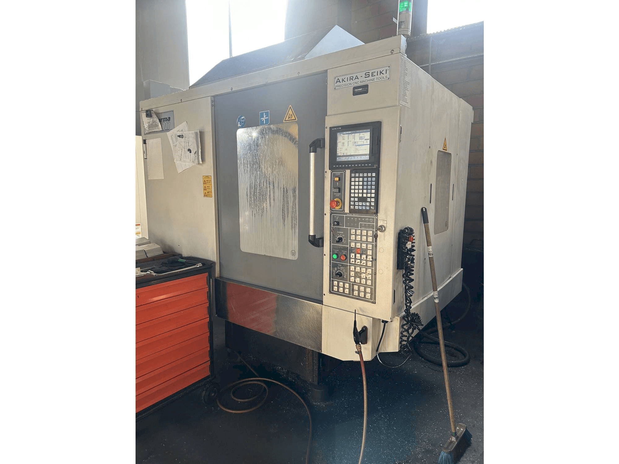 Akira Seiki PC700 Mašinos vaizdas iš priekio