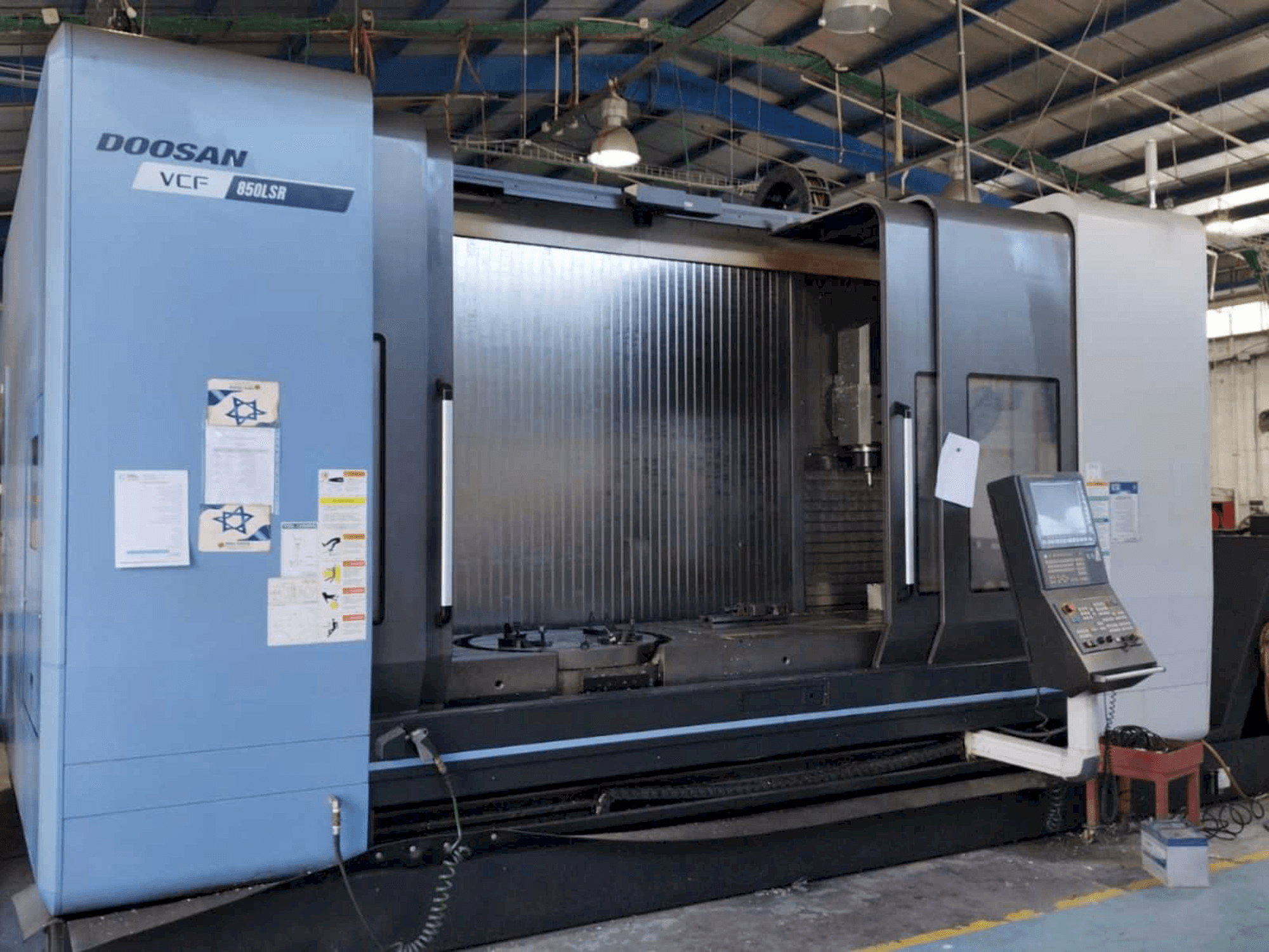Doosan VCF 850LSR Mašinos vaizdas iš priekio