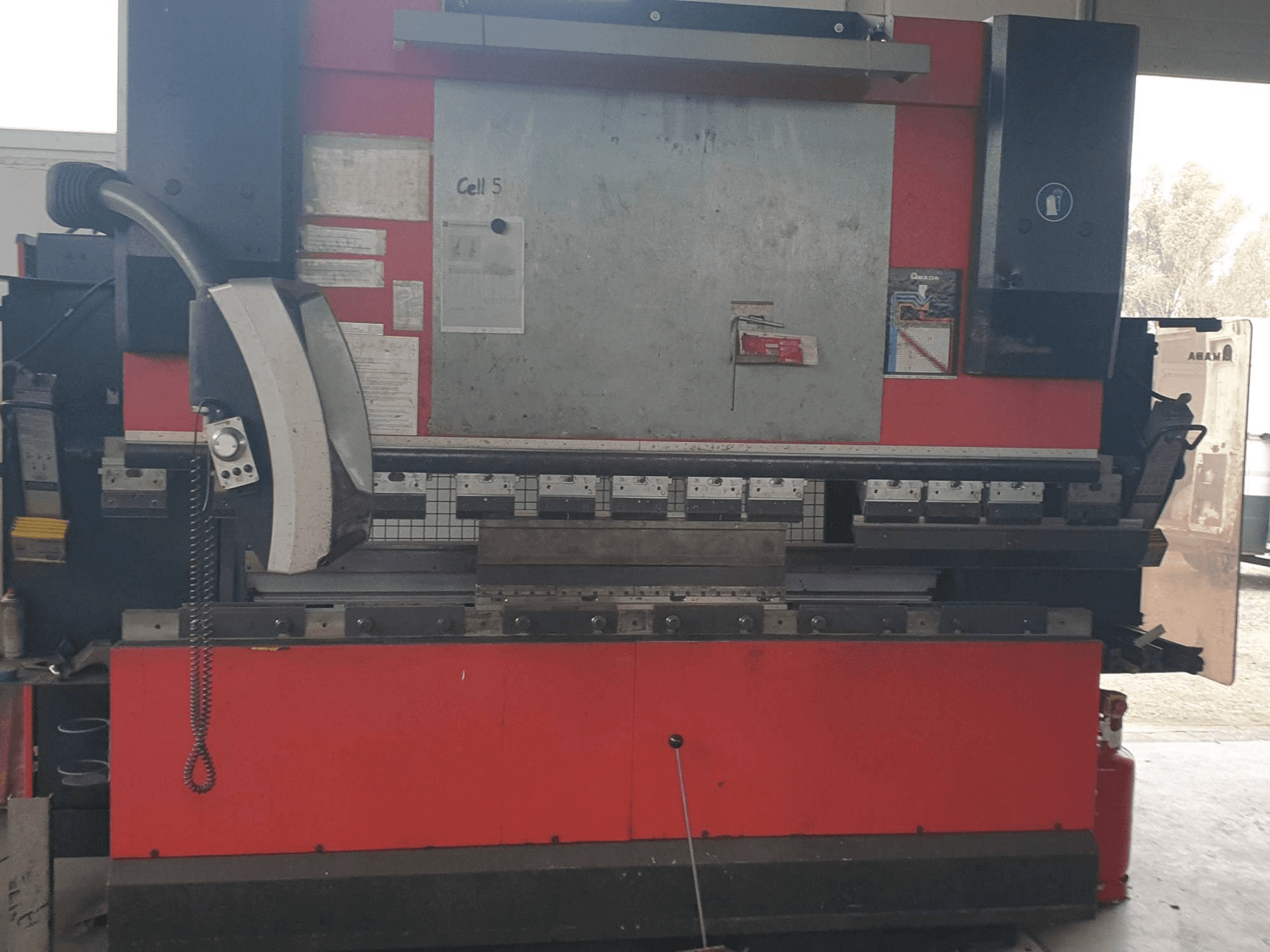 AMADA HFE 8025/7 Mašinos vaizdas iš priekio