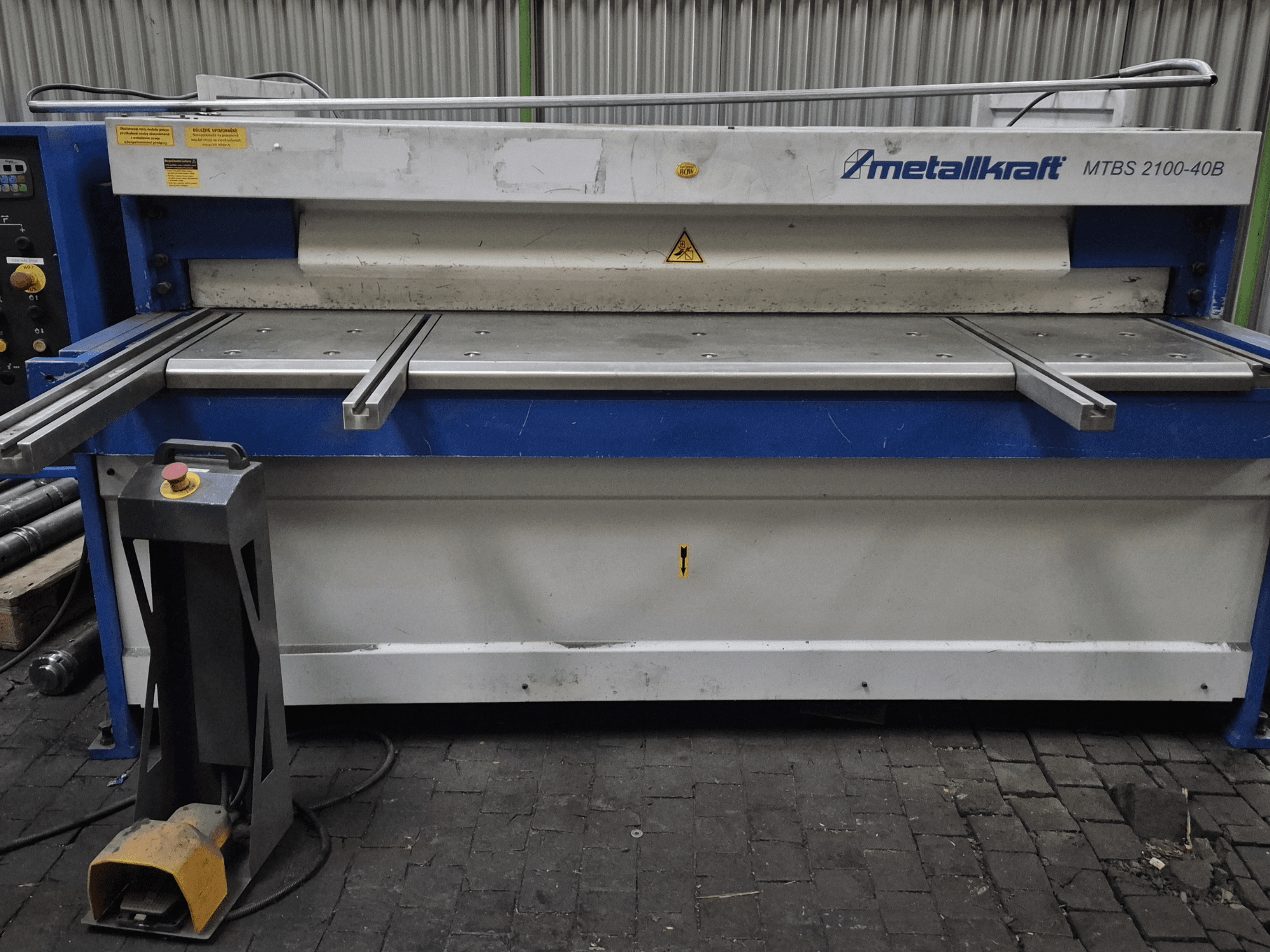 CNC kirpimo staklės "Metallkraft MTBS 2100-40B", priekinis vaizdas, kuriame matomas valdymo skydelis ir pjovimo stalas su saugos funkcijomis.