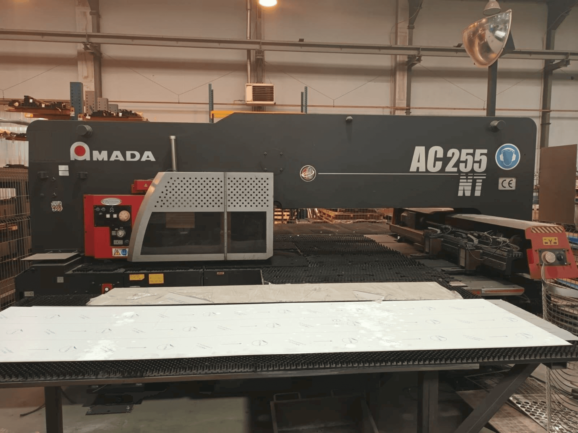 AMADA AC 255 NT Mašinos vaizdas iš priekio