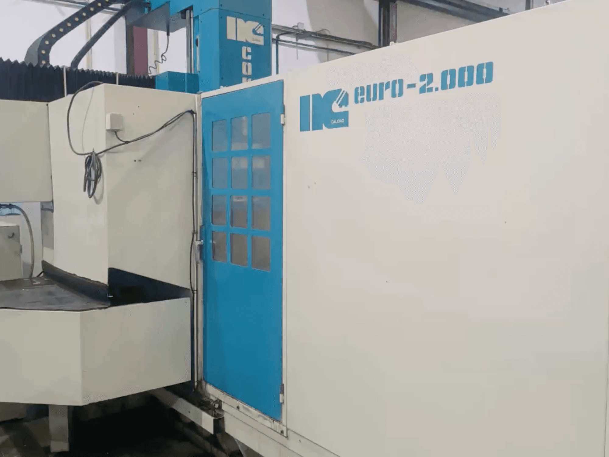 IK pramoninės staklės, Euro-2000 modelis, žiūrint iš priekio, su didele frezavimo lova ir valdymo pultu.