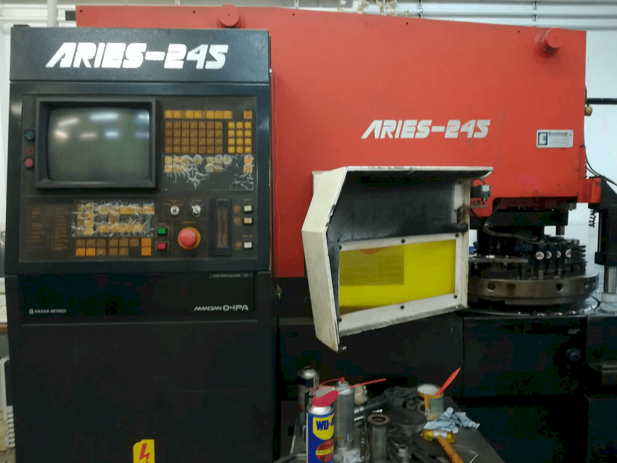 AMADA Aries 245 20Ton Mašinos vaizdas iš priekio