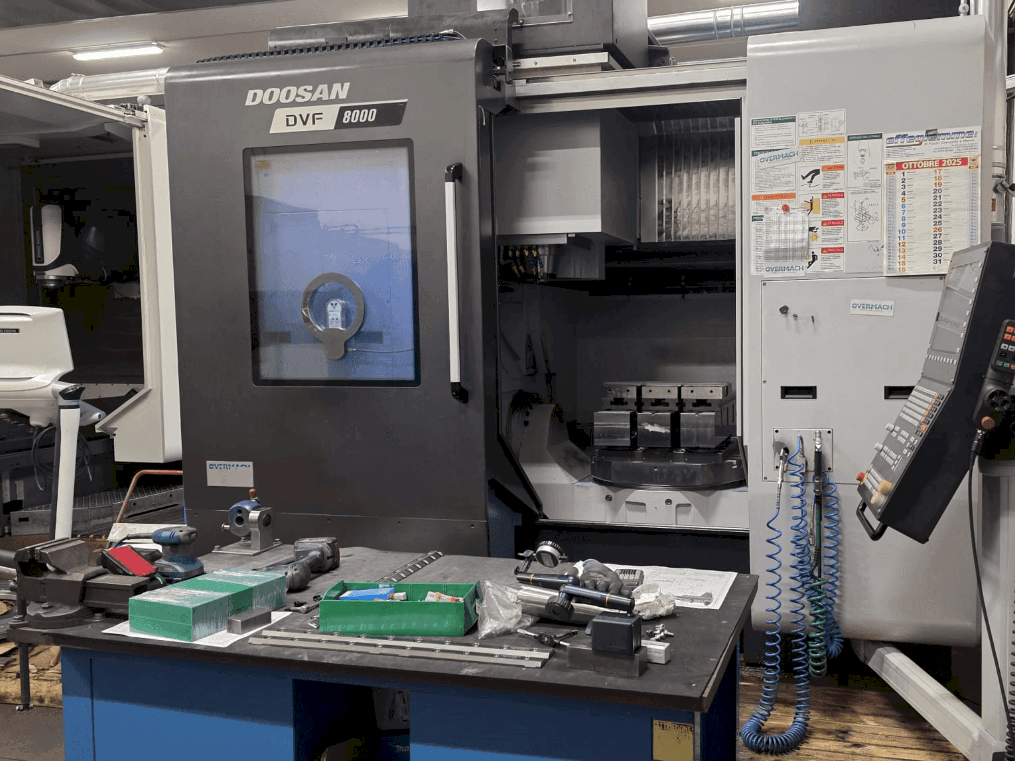 DOOSAN DVF 8000 Mašinos vaizdas iš priekio