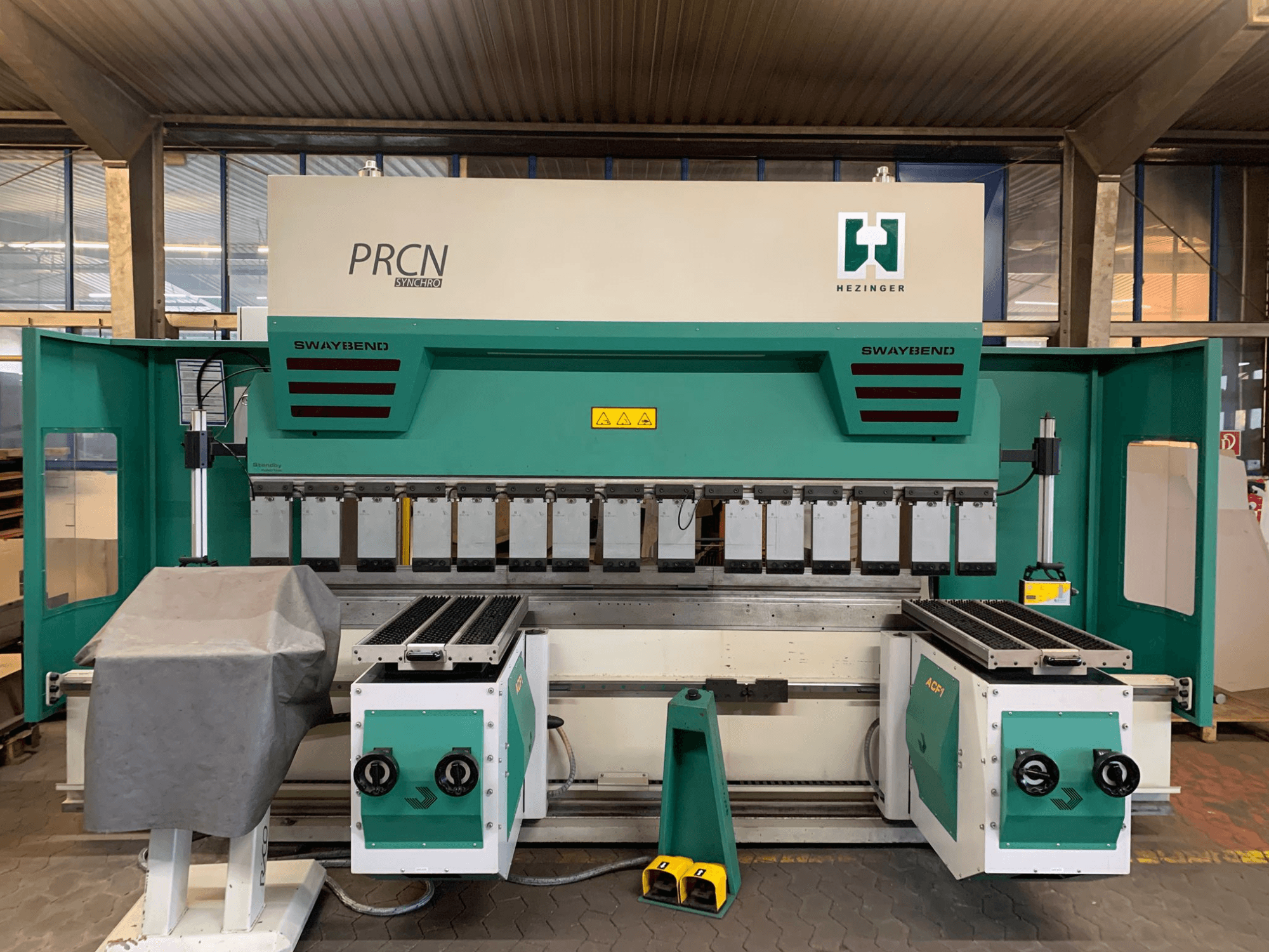 Lankstymo presas „PRCN Synchro 30135“, vaizdas iš priekio, matoma „SwayBend“ sistema ir valdymo pultas, įrengtas dirbtuvėse.