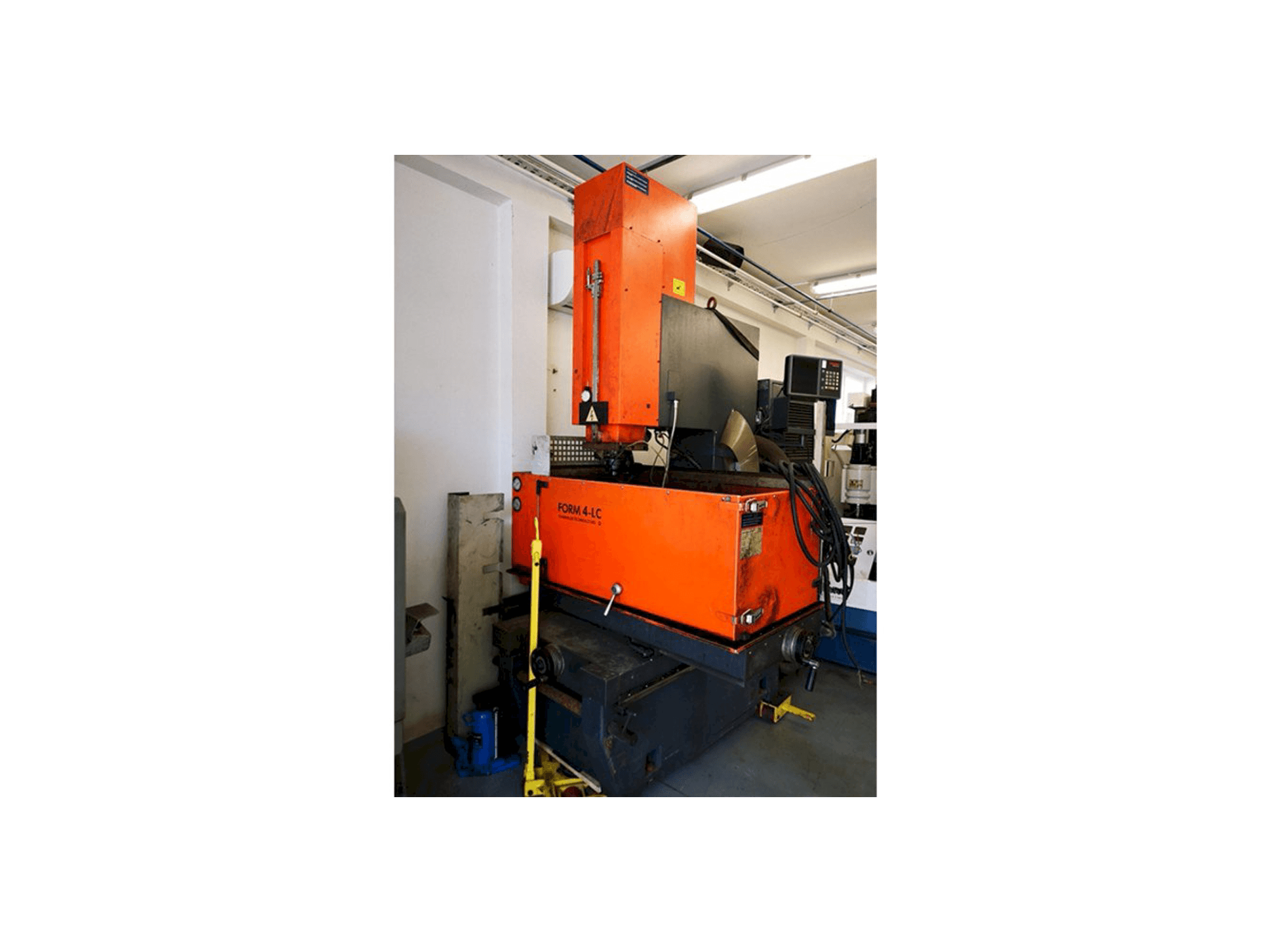 CHARMILLES Form 4-LC Mašinos vaizdas iš priekio