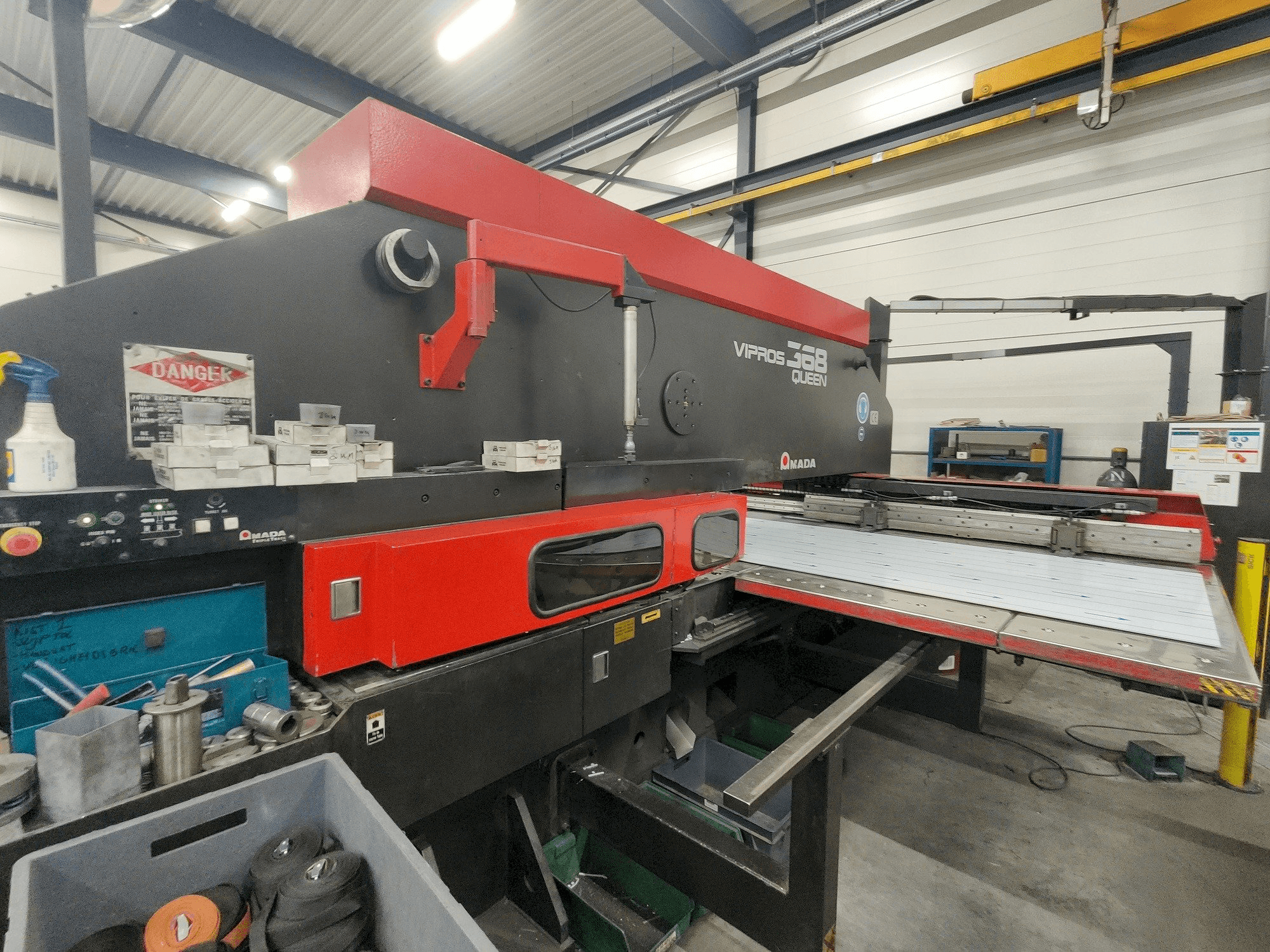 AMADA Vipros 357 Queen Mašinos vaizdas iš priekio