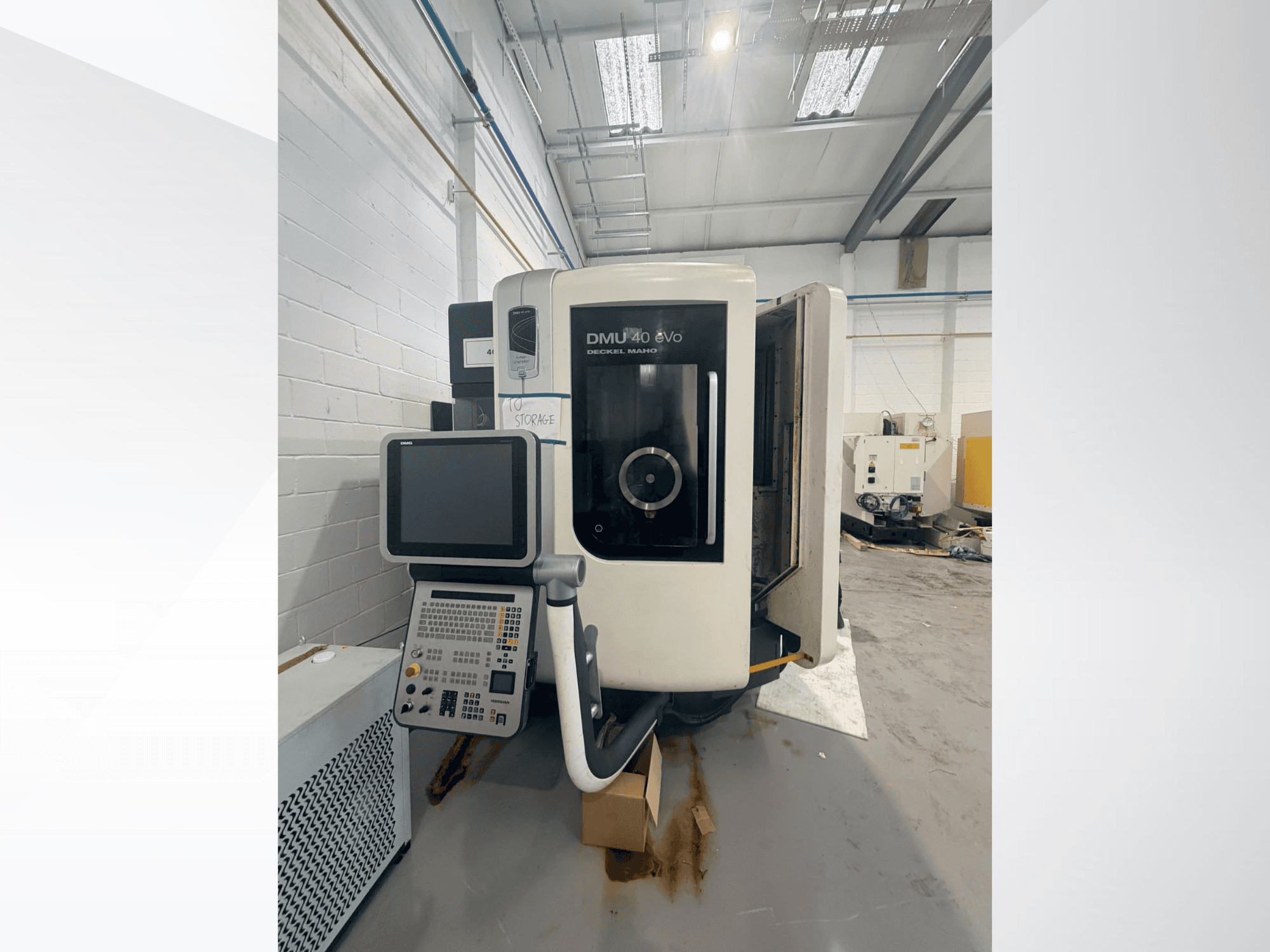 DMG DMU 40 evo vertikaliojo apdirbimo centro vaizdas iš priekio, kuriame matomas valdymo pultas ir suklio zona, o fone – darbo erdvė.