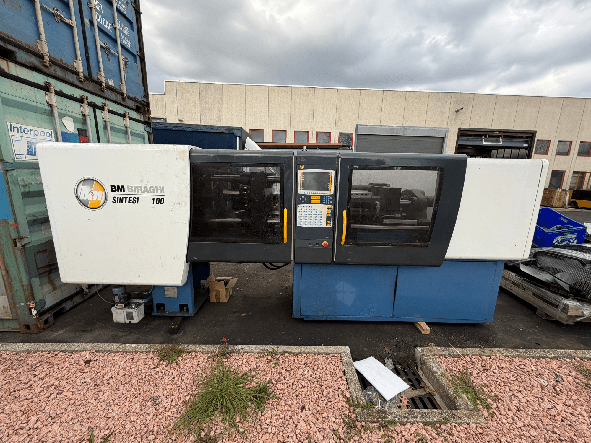 Negri Bossi BM BIRAGHI SINTESI 100 hidraulinė liejimo mašina, vaizdas iš priekio, demonstruojamas valdymo skydelis ir darbinės konstrukcijos ypatybės.