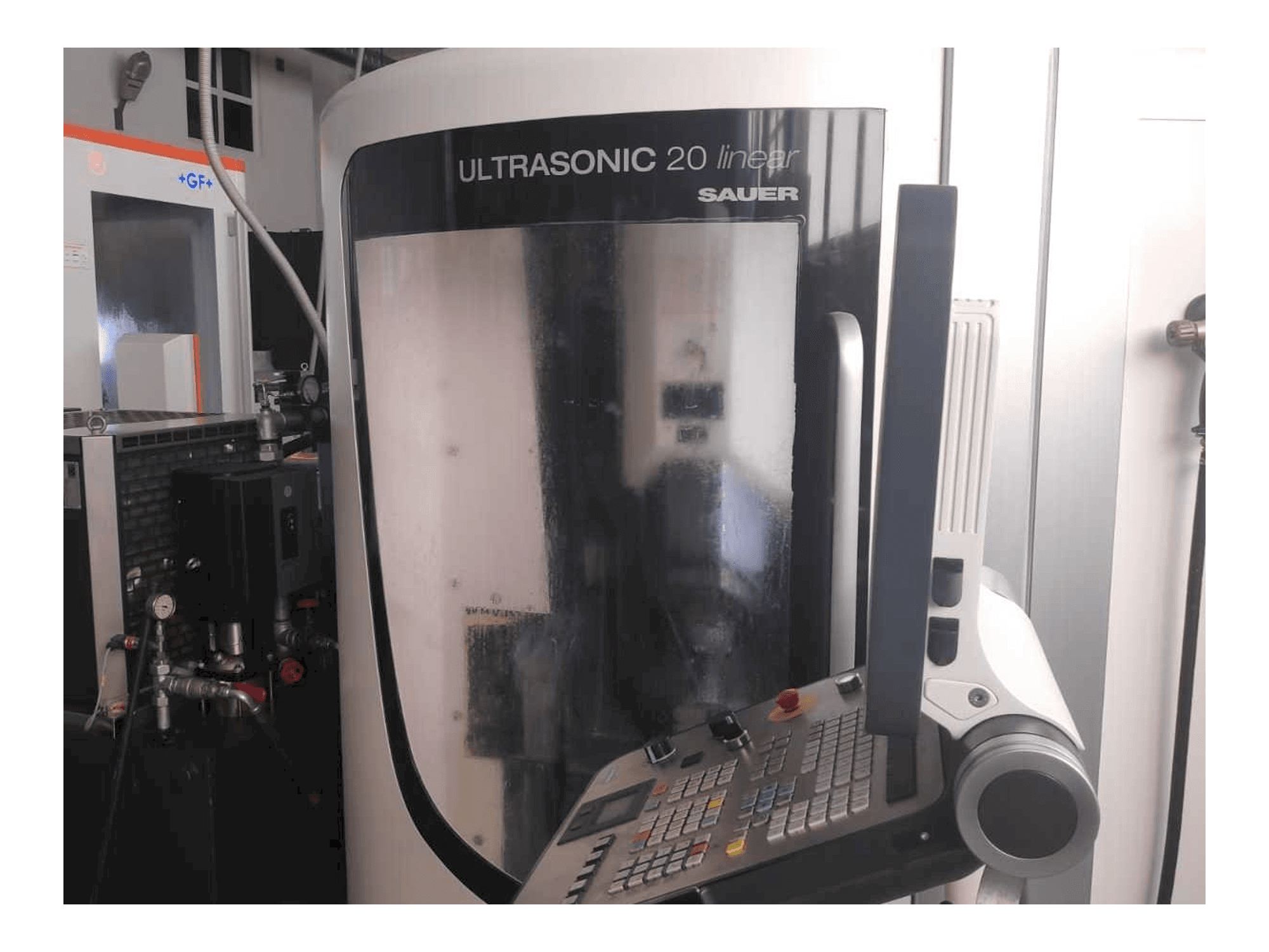 DMG MORI UltraSonic 20 Linear Mašinos vaizdas iš priekio